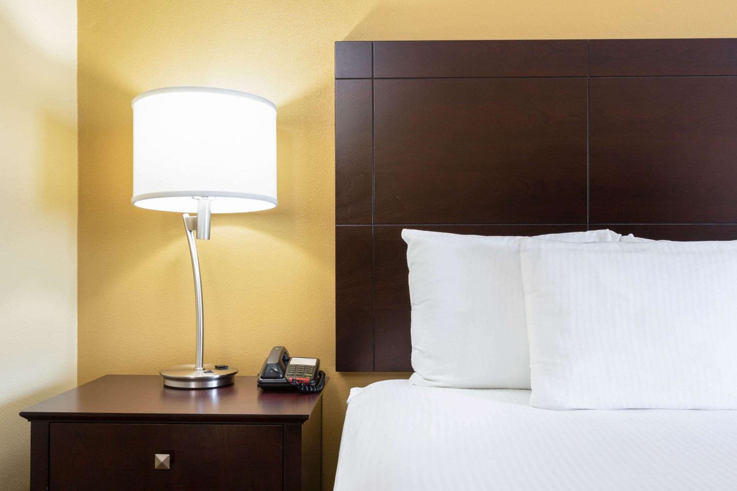 Deluxe Queen Room with Two Queen Beds - Photo 3