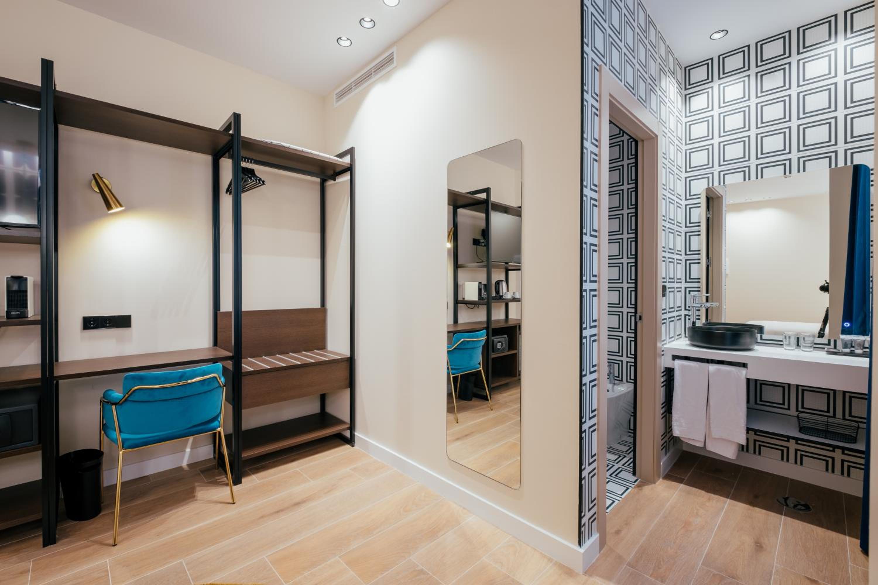 Standard Double or Twin Room - Photo 10