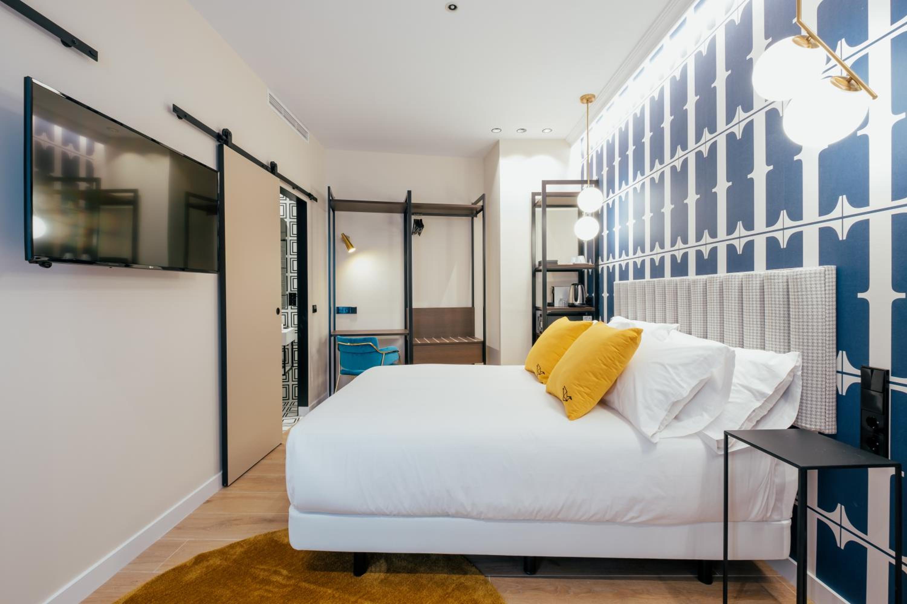 Standard Double or Twin Room - Photo 8