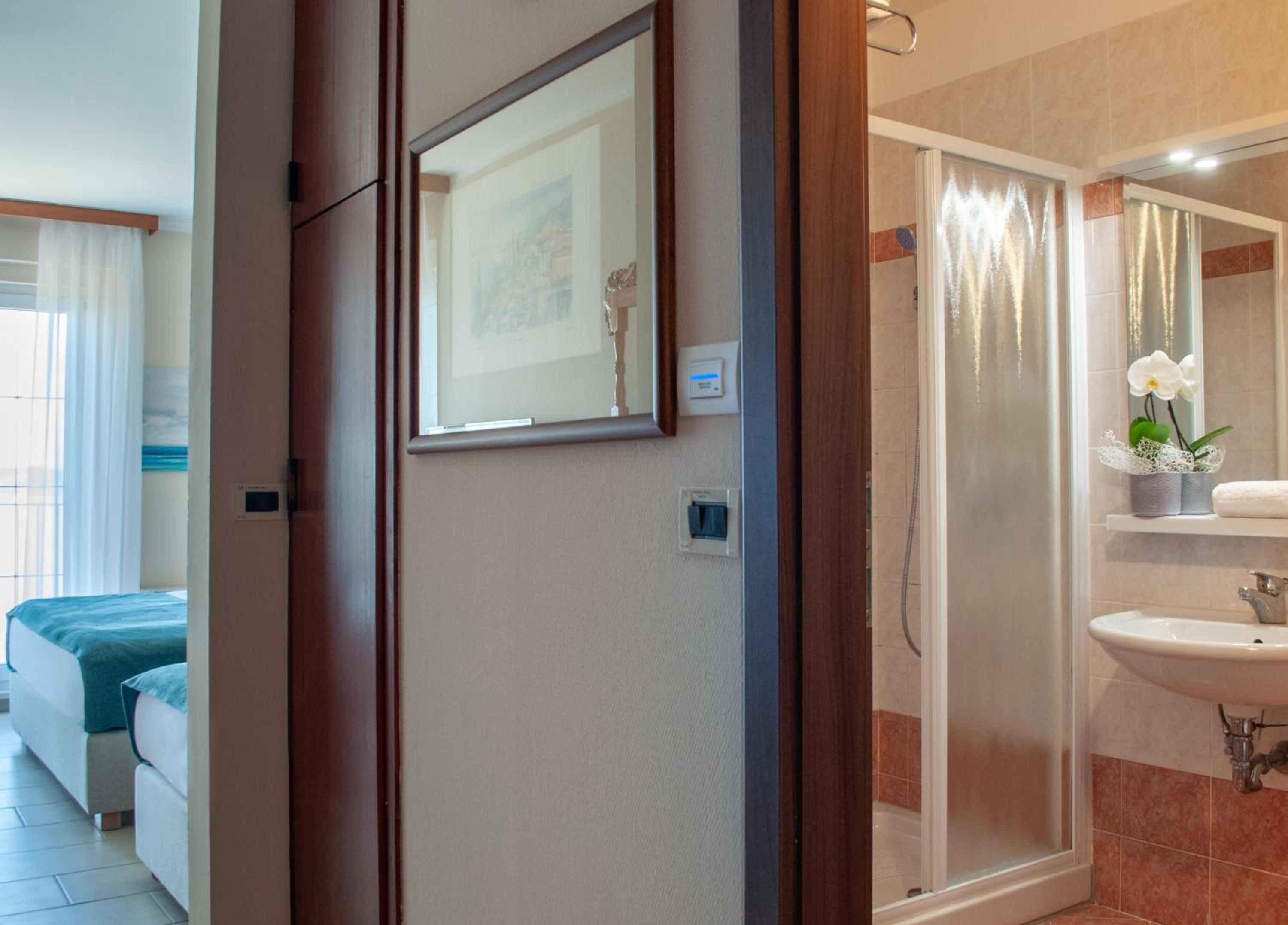 Standard Double or Twin Room with Balcony and Sea View (2 Adults) - Photo 3