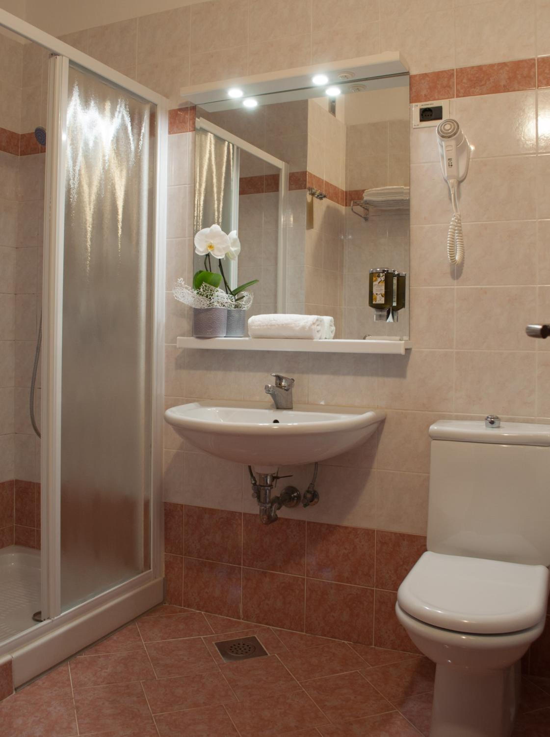 Standard Double or Twin Room with Balcony and Sea View (2 Adults) - Photo 2