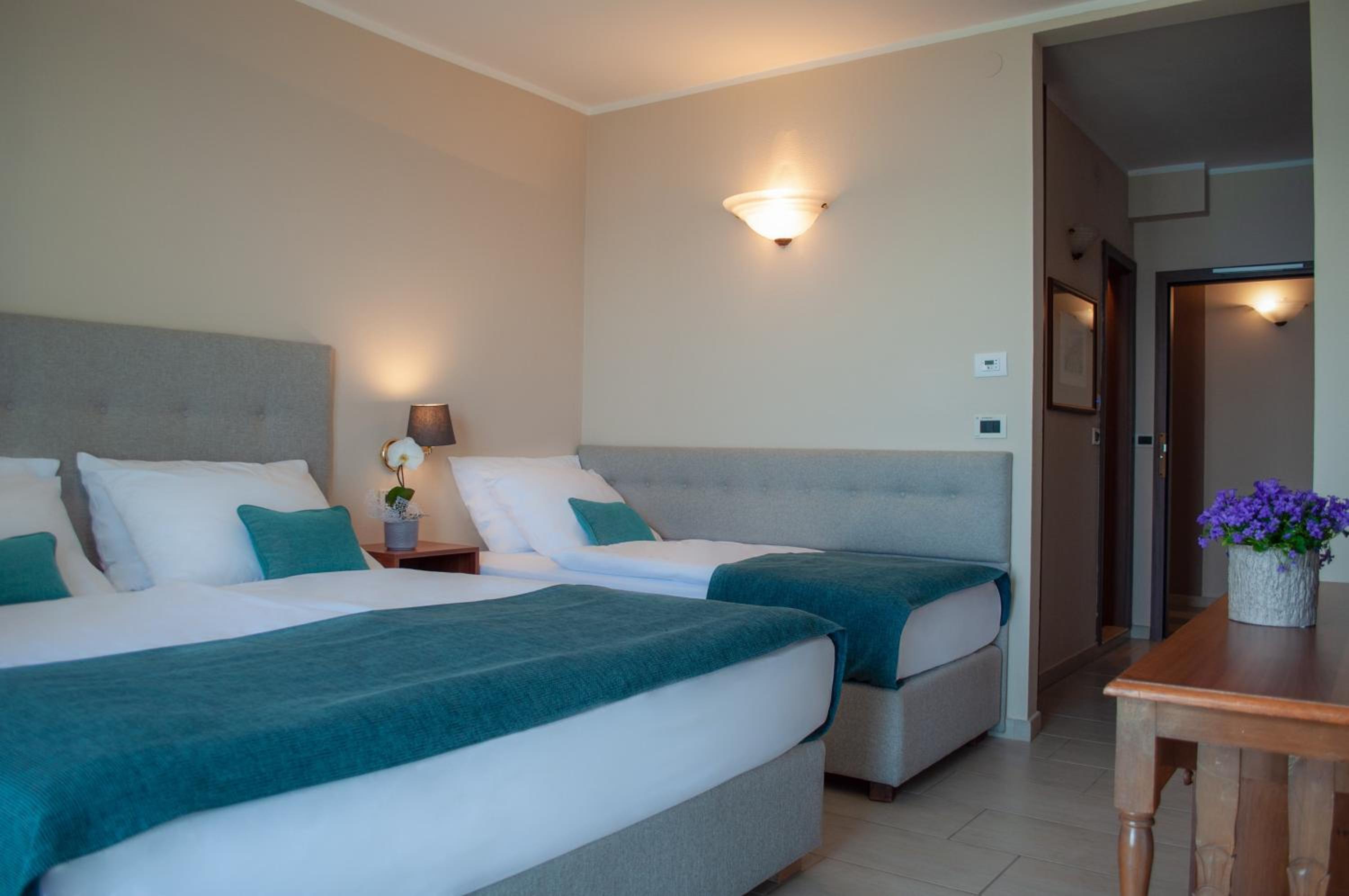 Standard Double or Twin Room with Balcony and Sea View (2 Adults) - Photo 4