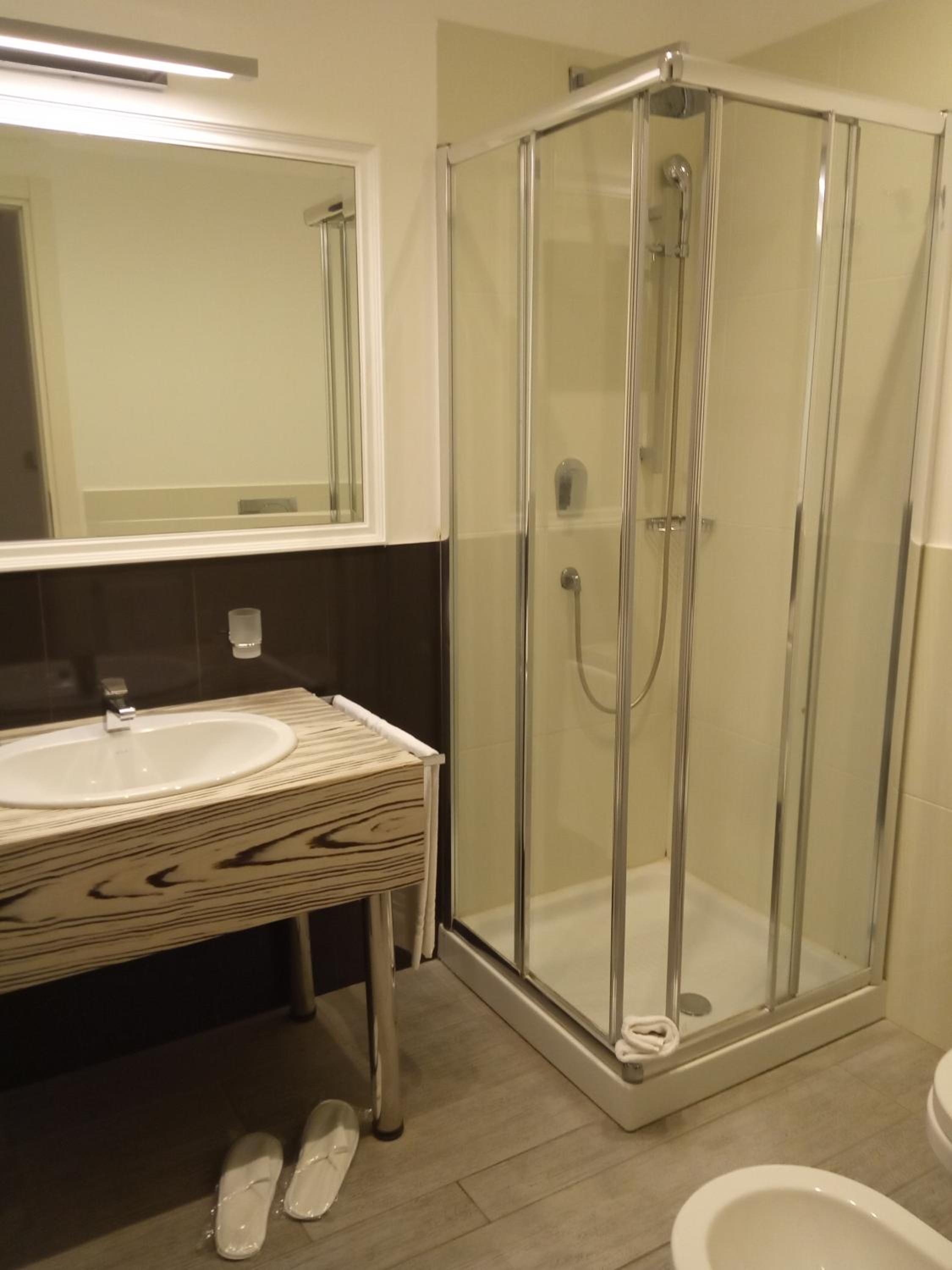 Standard Double Room with Balcony - Photo 4
