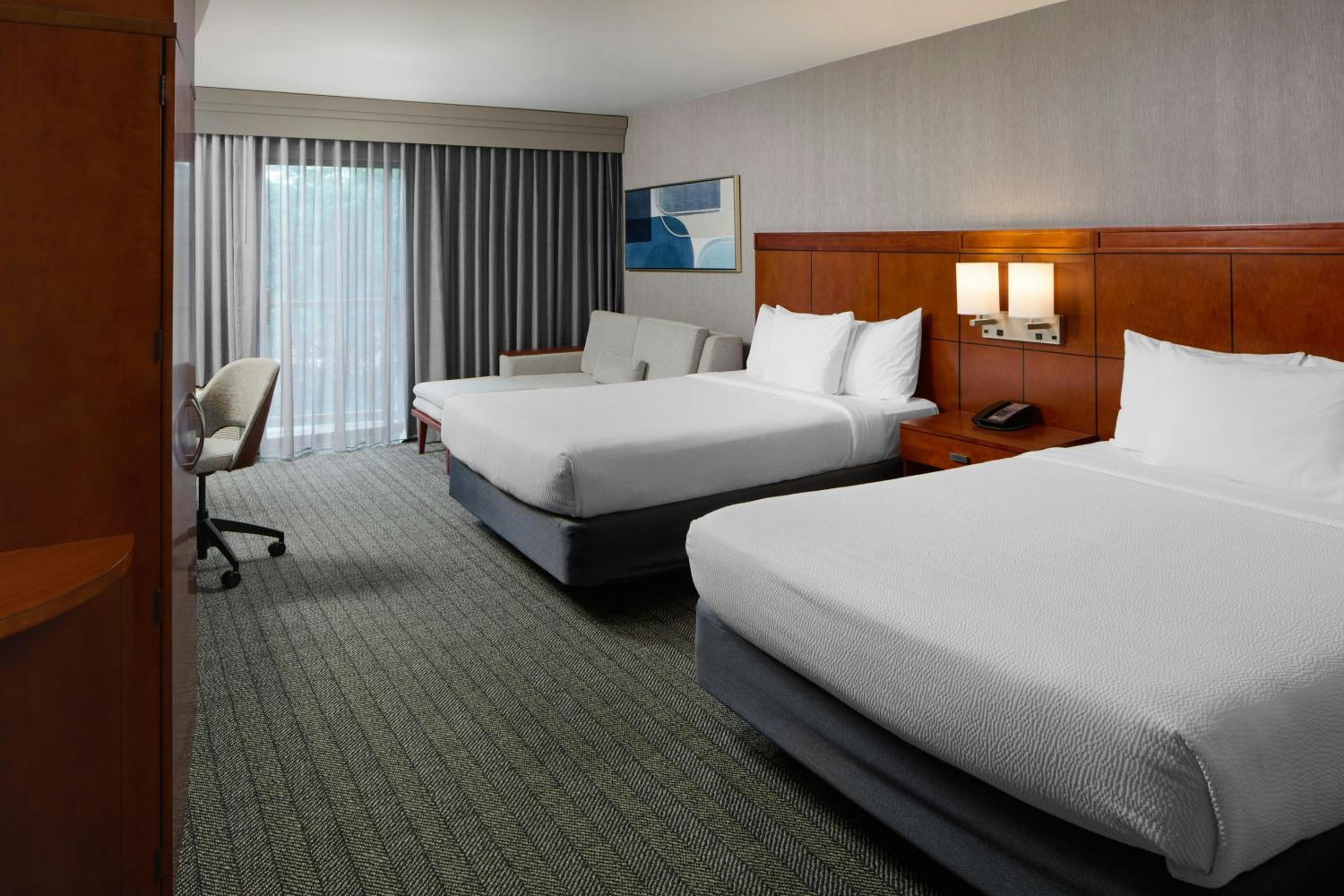 Larger Queen Room with Two Queen Beds, Bathtub and Sofa Bed - Mobility Access/Hearing Accessible