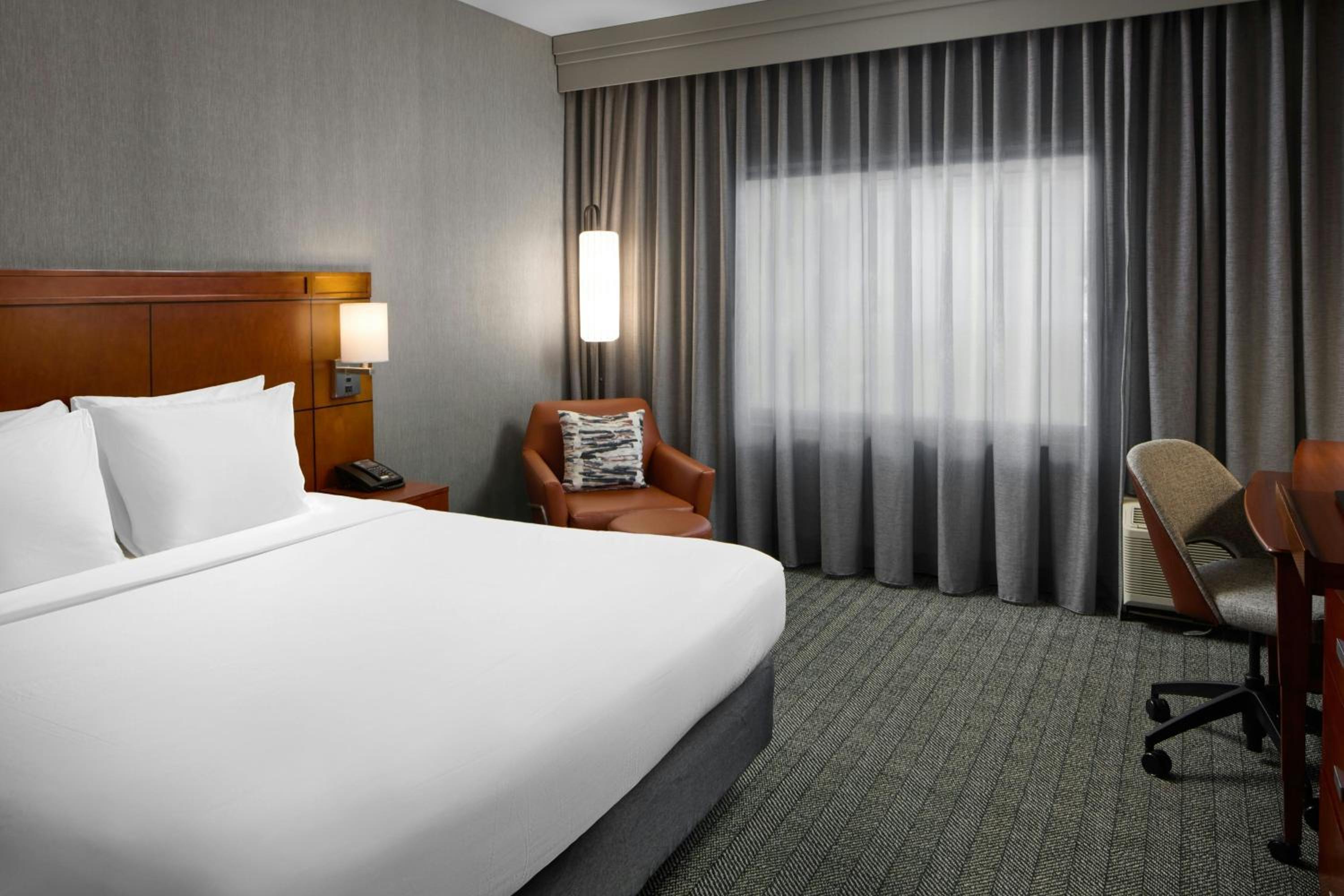 One-Bedroom King Suite with Bathtub and Sofa Bed - Mobility Access/Hearing Accessible
