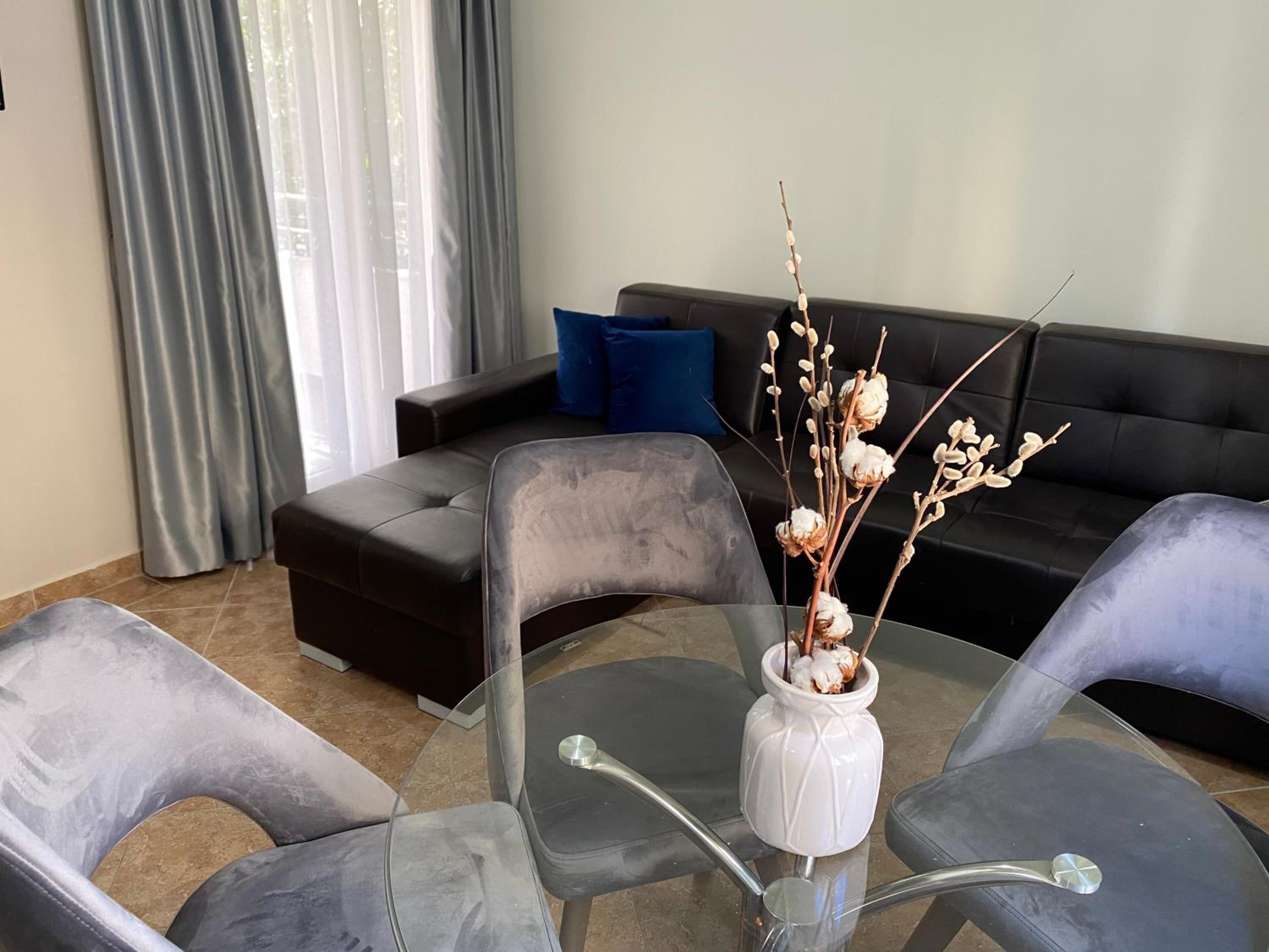 One-Bedroom Apartment - Photo 1