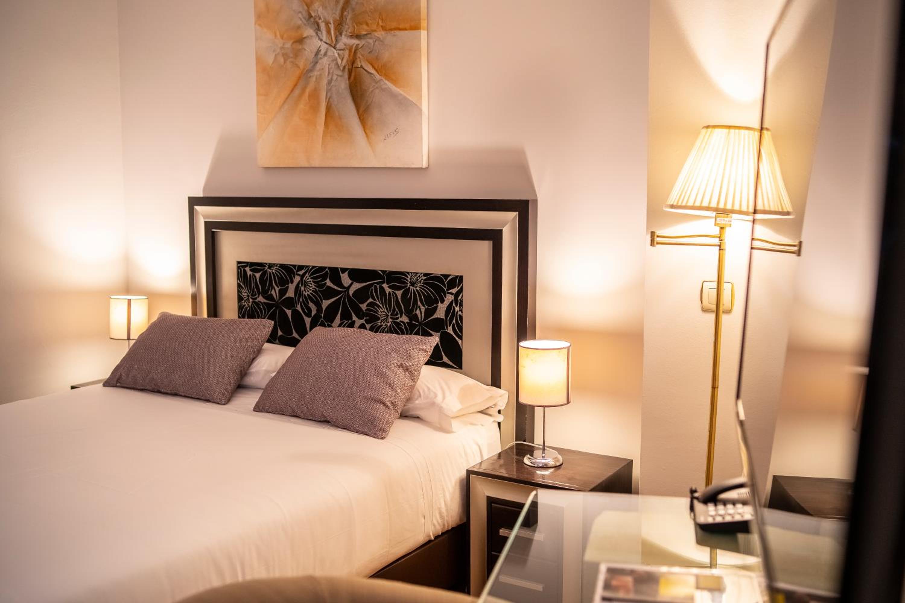 Double or Twin Room - Photo 15