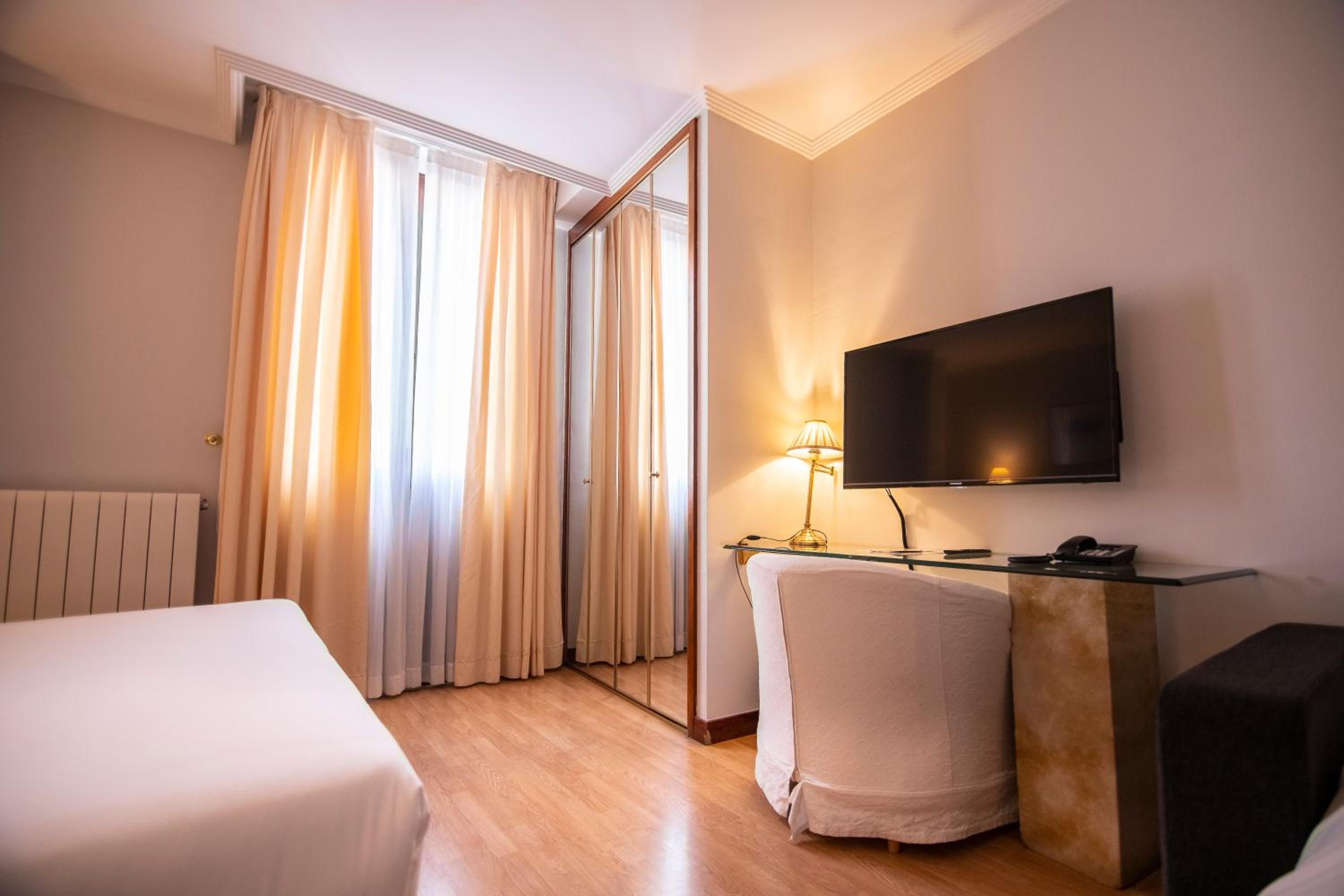 Superior Double or Twin Room - Photo 13