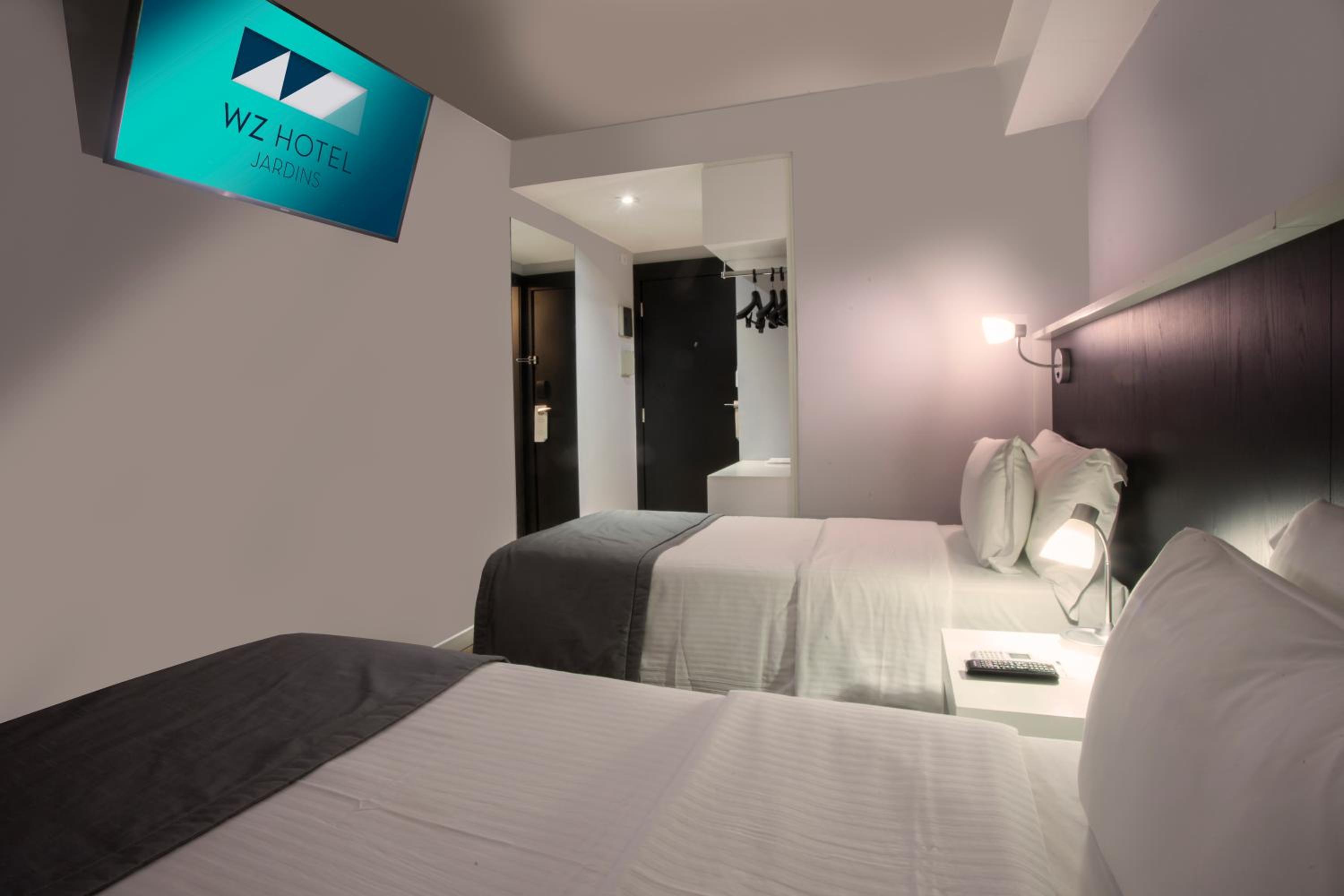 Standard Twin Room thumbnail 5