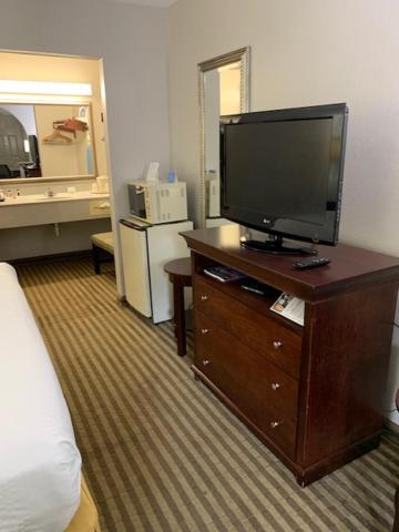 King Room - Non-Smoking - Photo 2