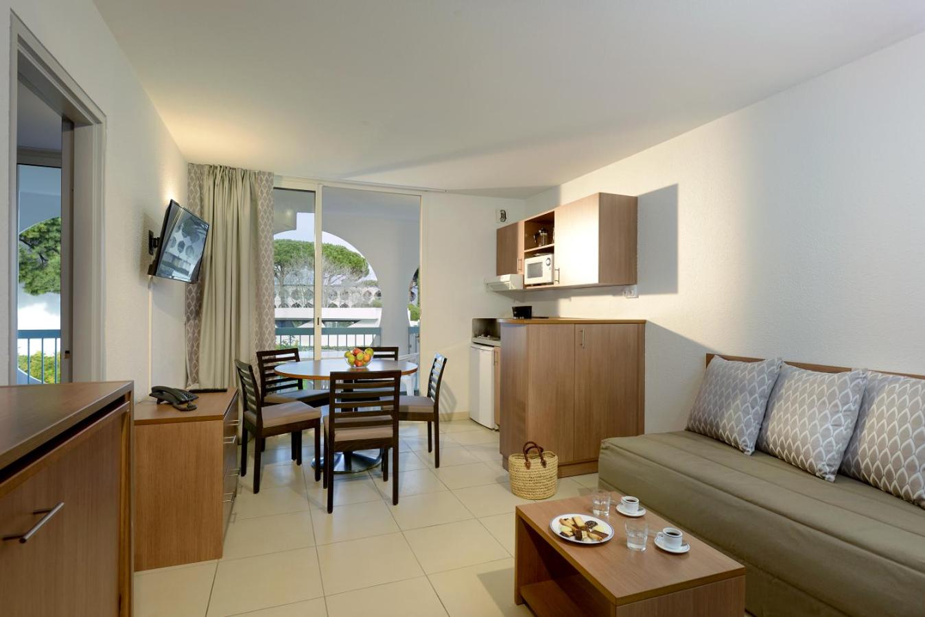 2-Room Apartment Level 1 or 2 / 4 to 5 people