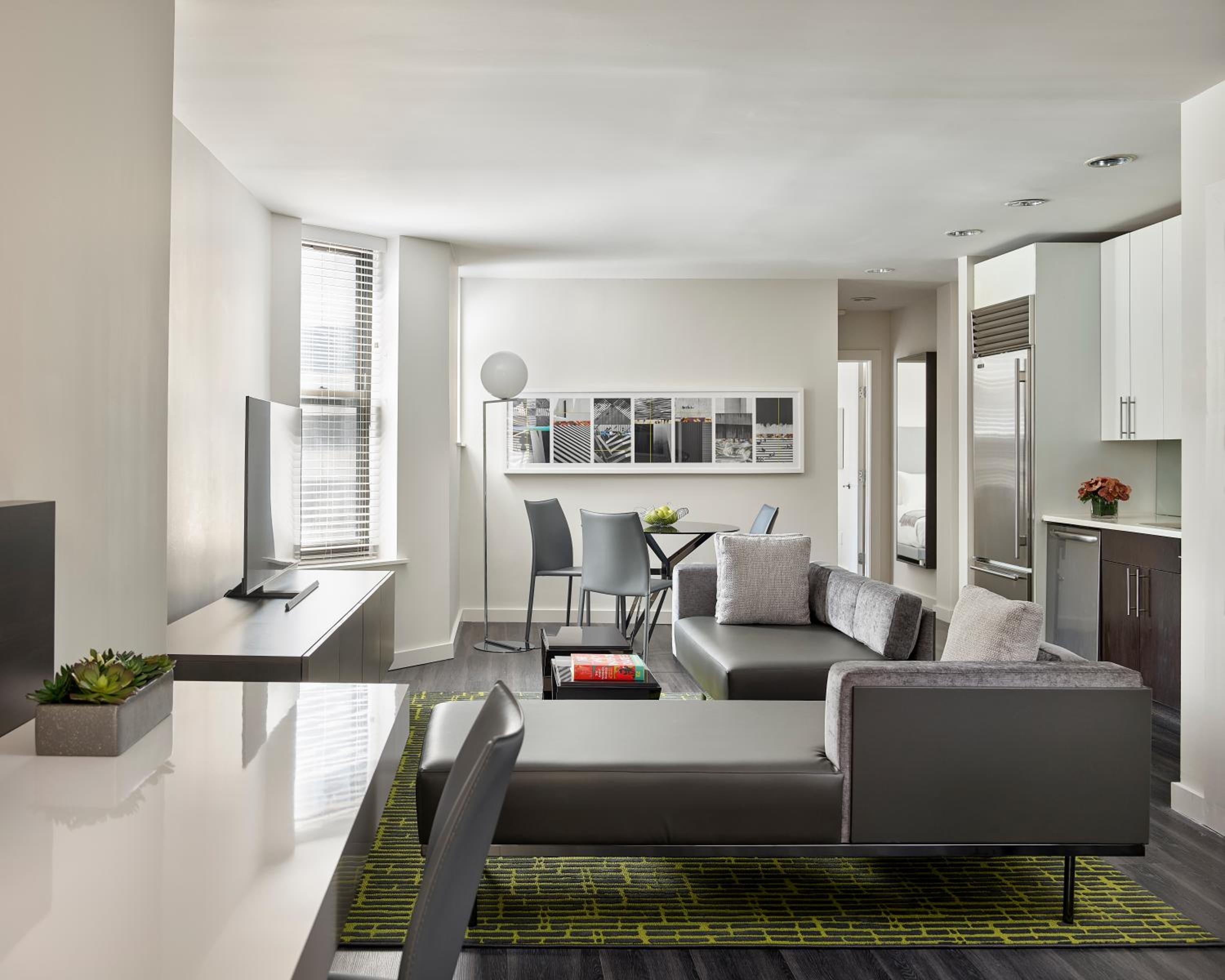 One Bedroom Premium Suite with Den photo 3
