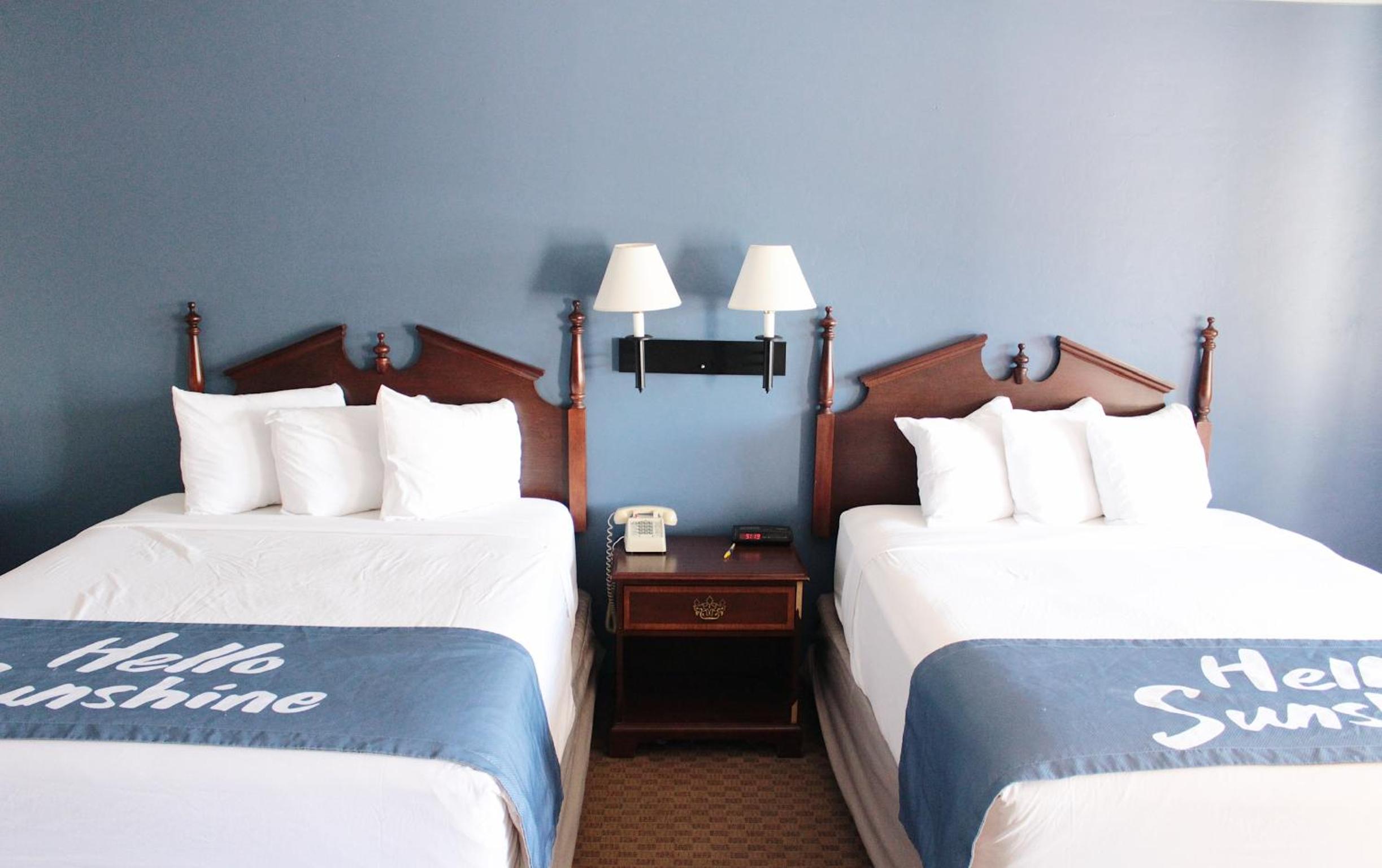 Queen Room with Two Queen Beds - Smoking