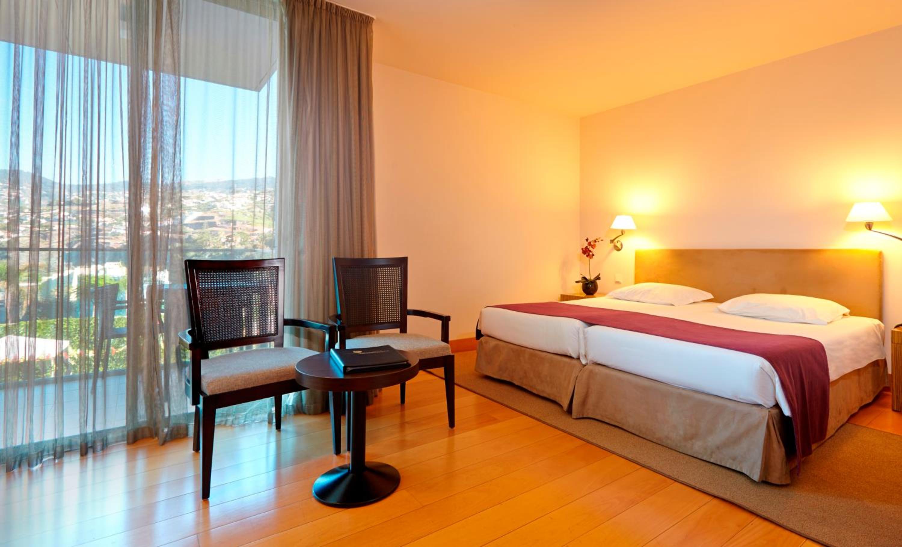 Twin Room with Side Sea View - Photo 4