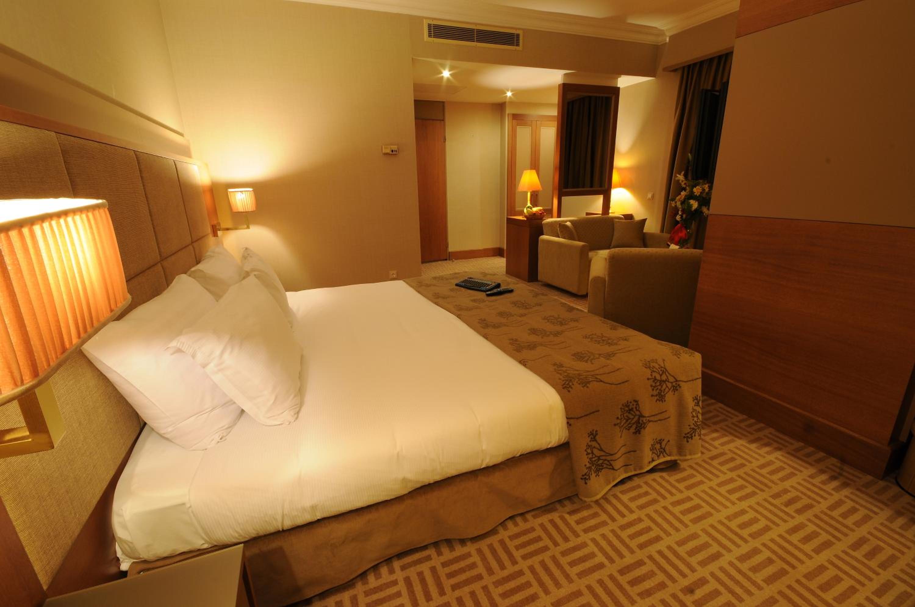 Corner Suite photo 2