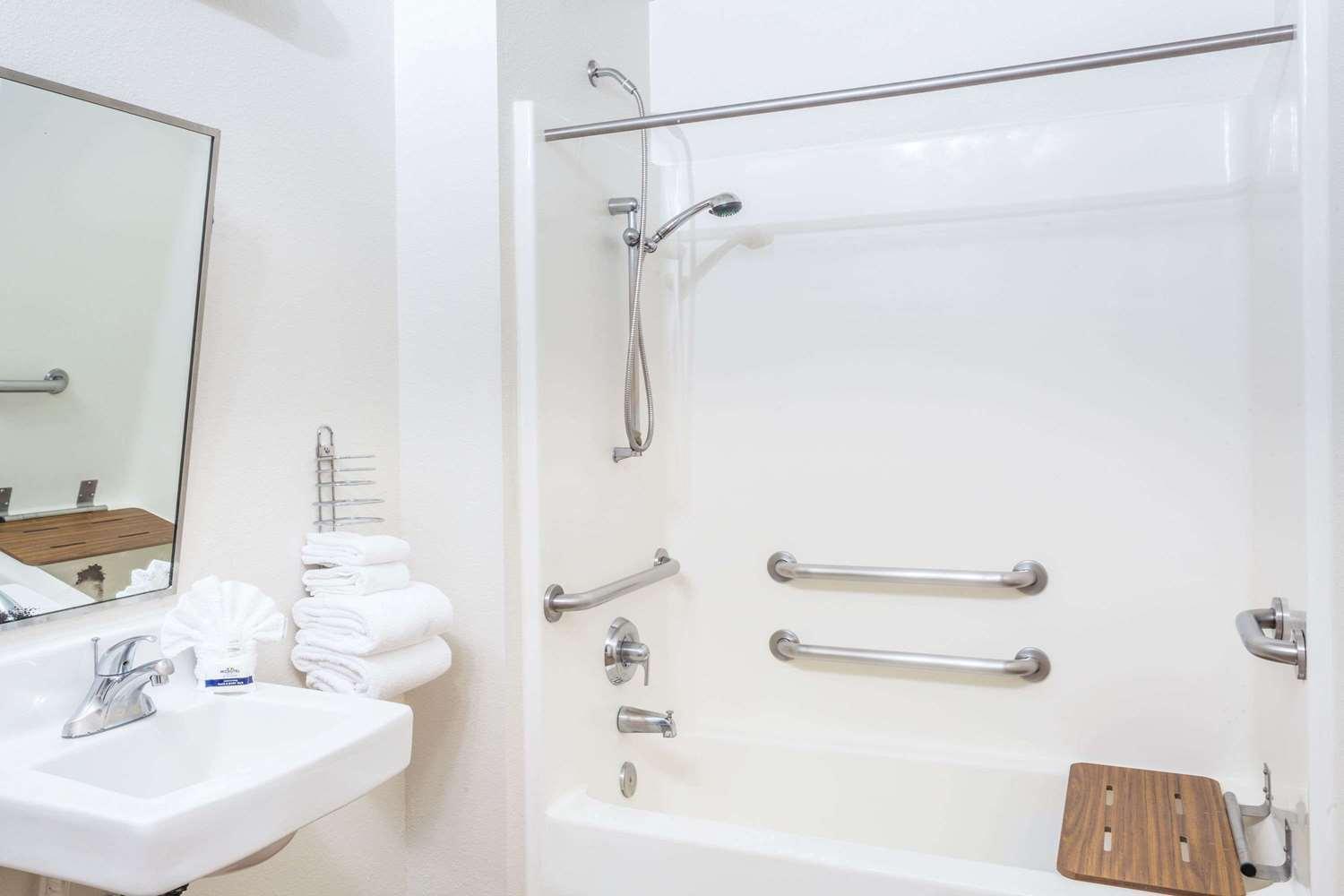 Queen Room with Two Queen Beds - Disability Access/Non-Smoking - Photo 6