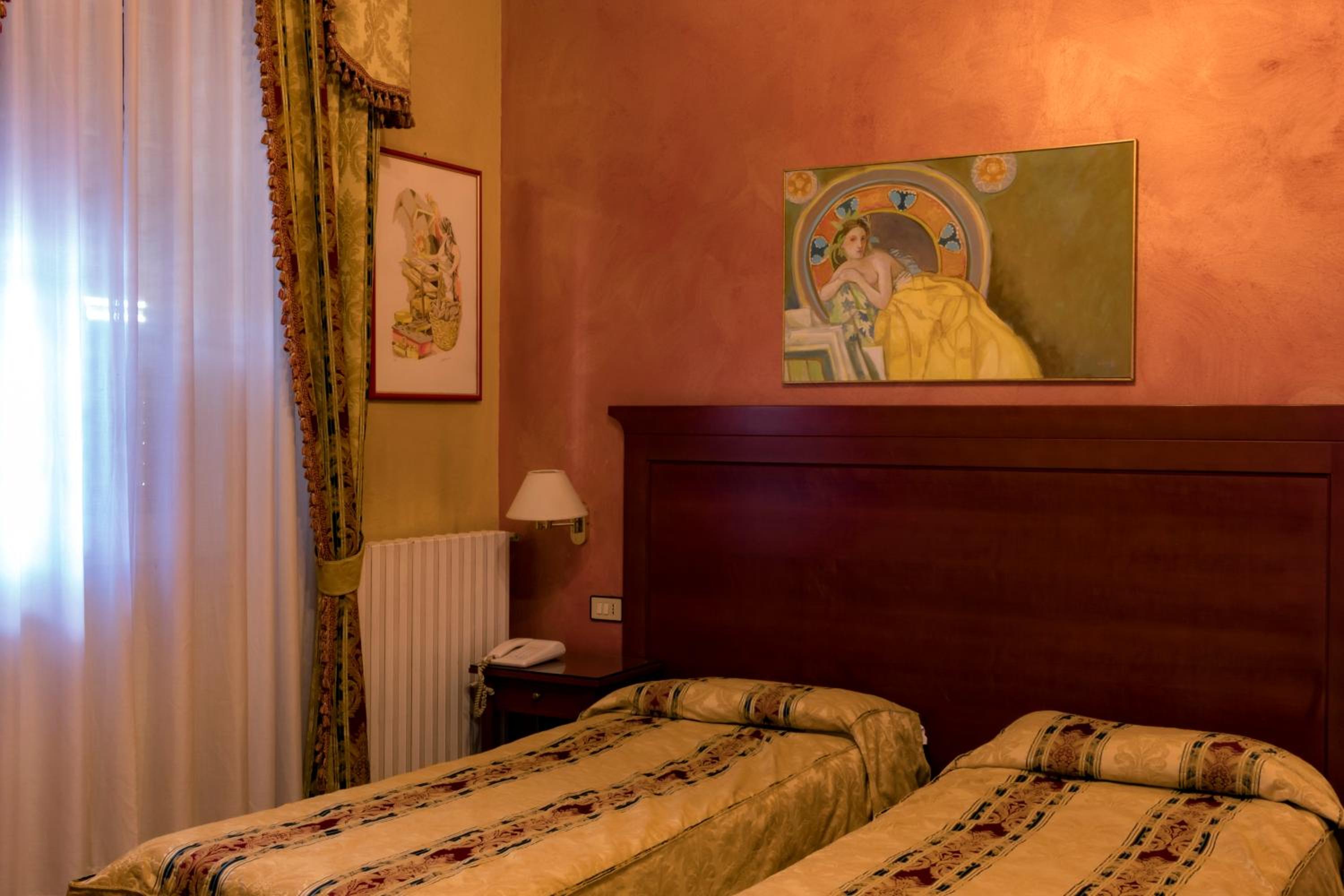 Double or Twin Room - Photo 9