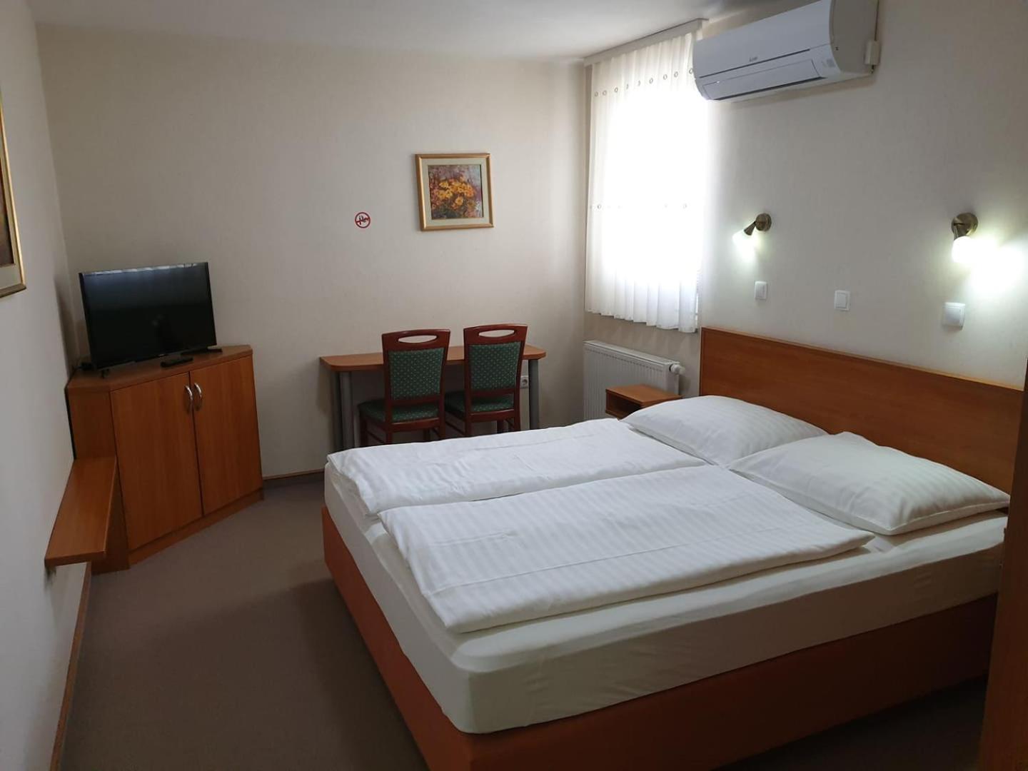 Double Room - Photo 4