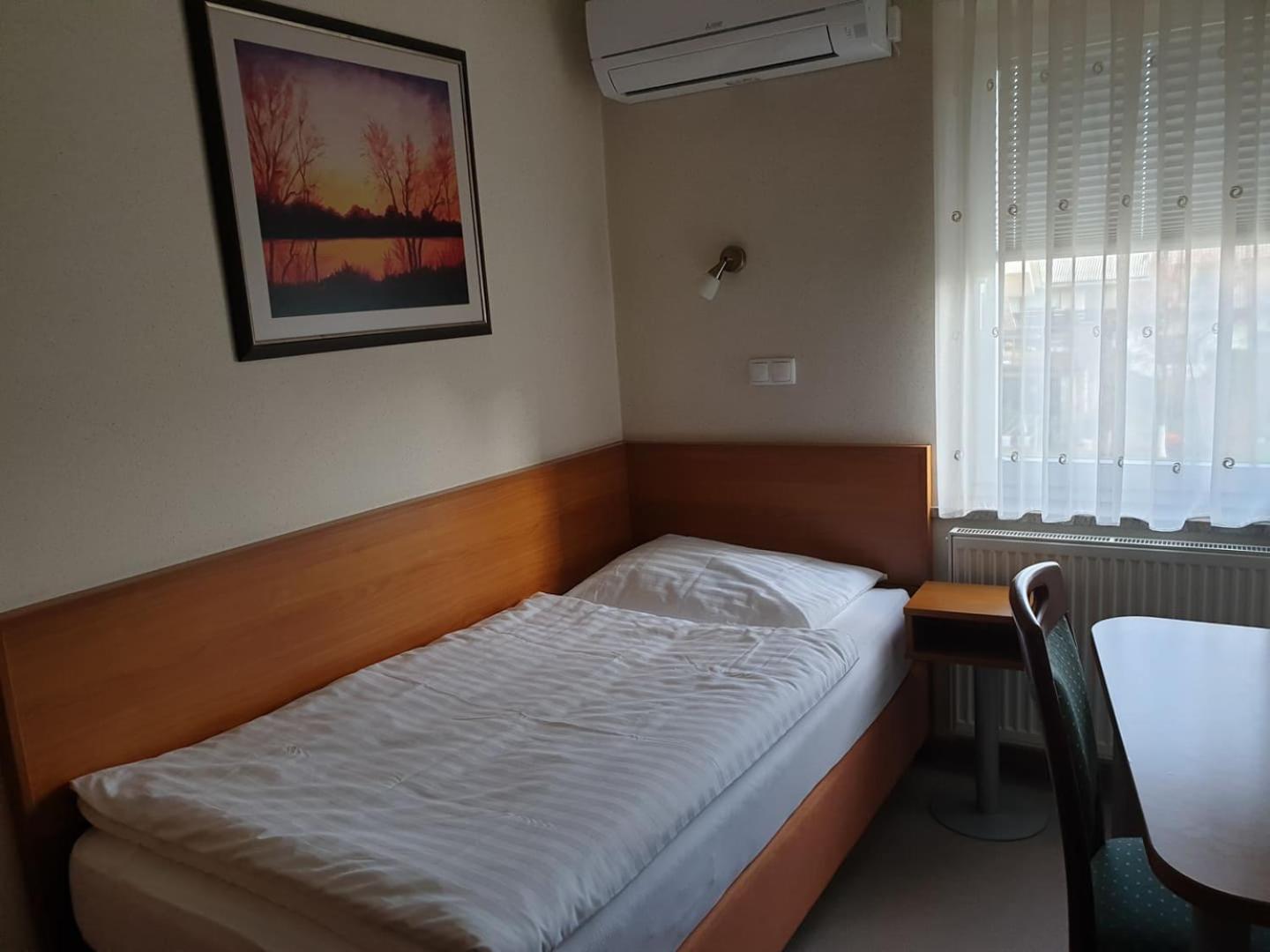 Single Room photo 3
