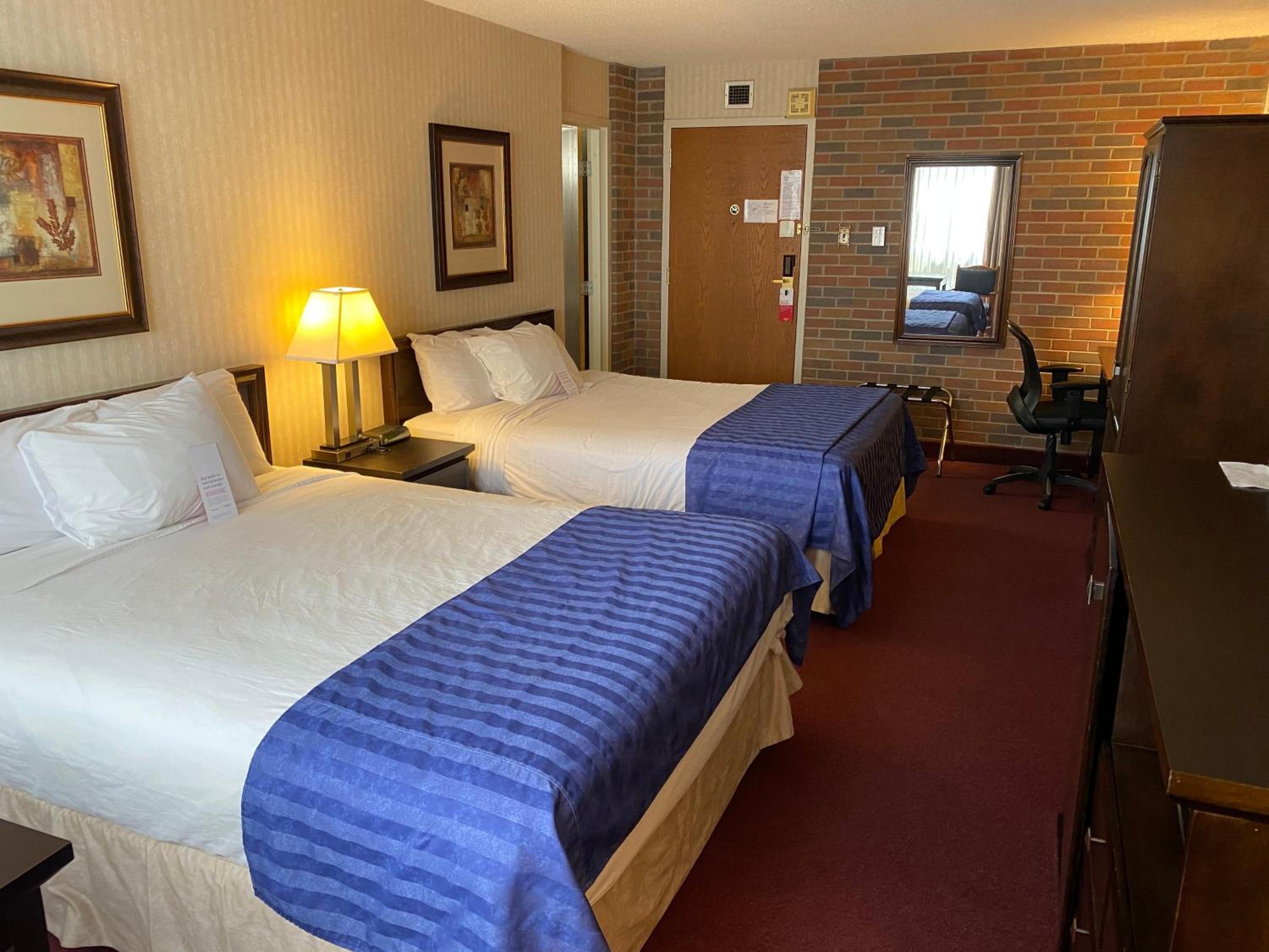 Queen Room with Two Queen Beds - Non-Smoking - Photo 5