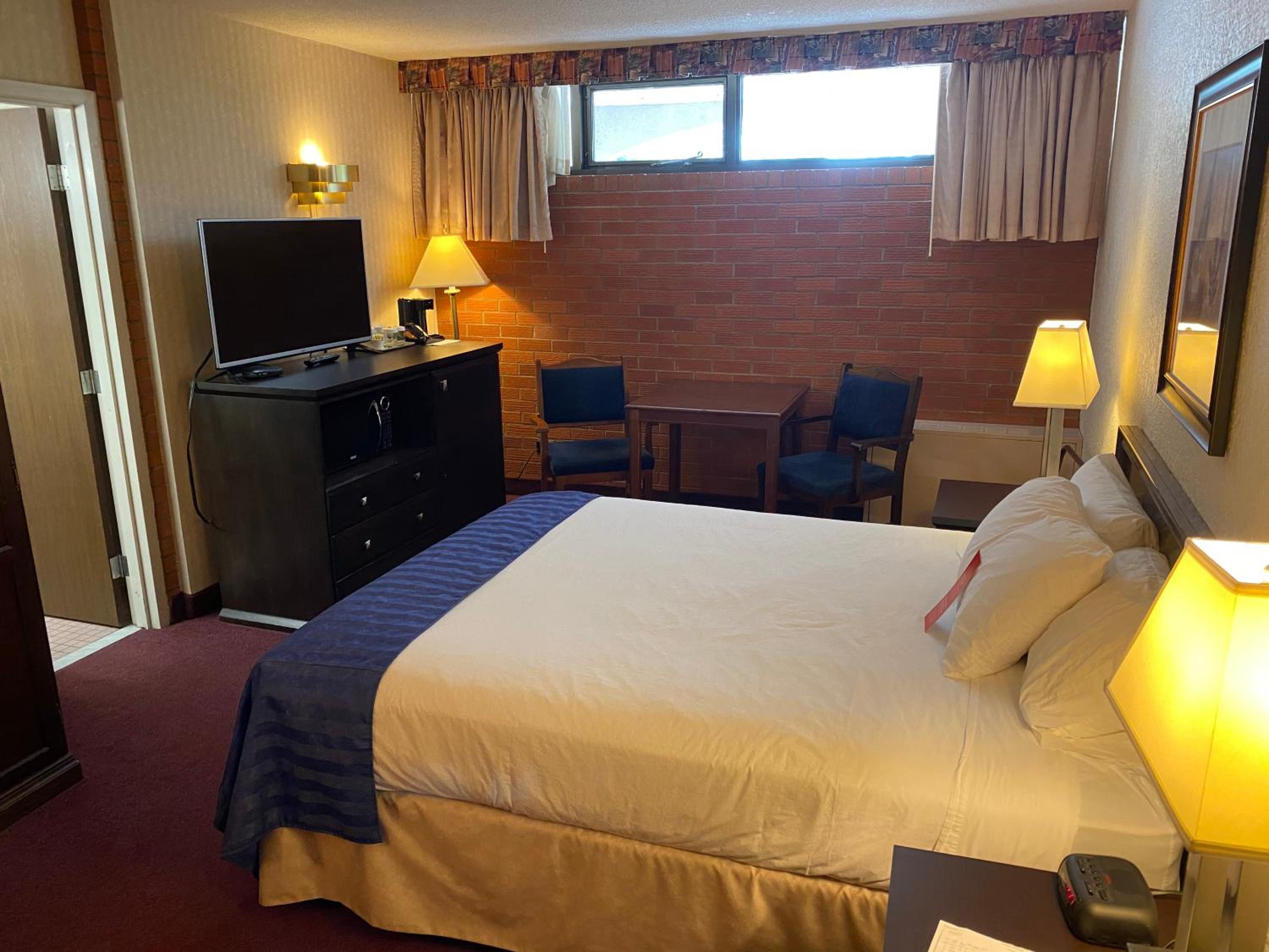 Queen Room - Non-Smoking - Photo 3