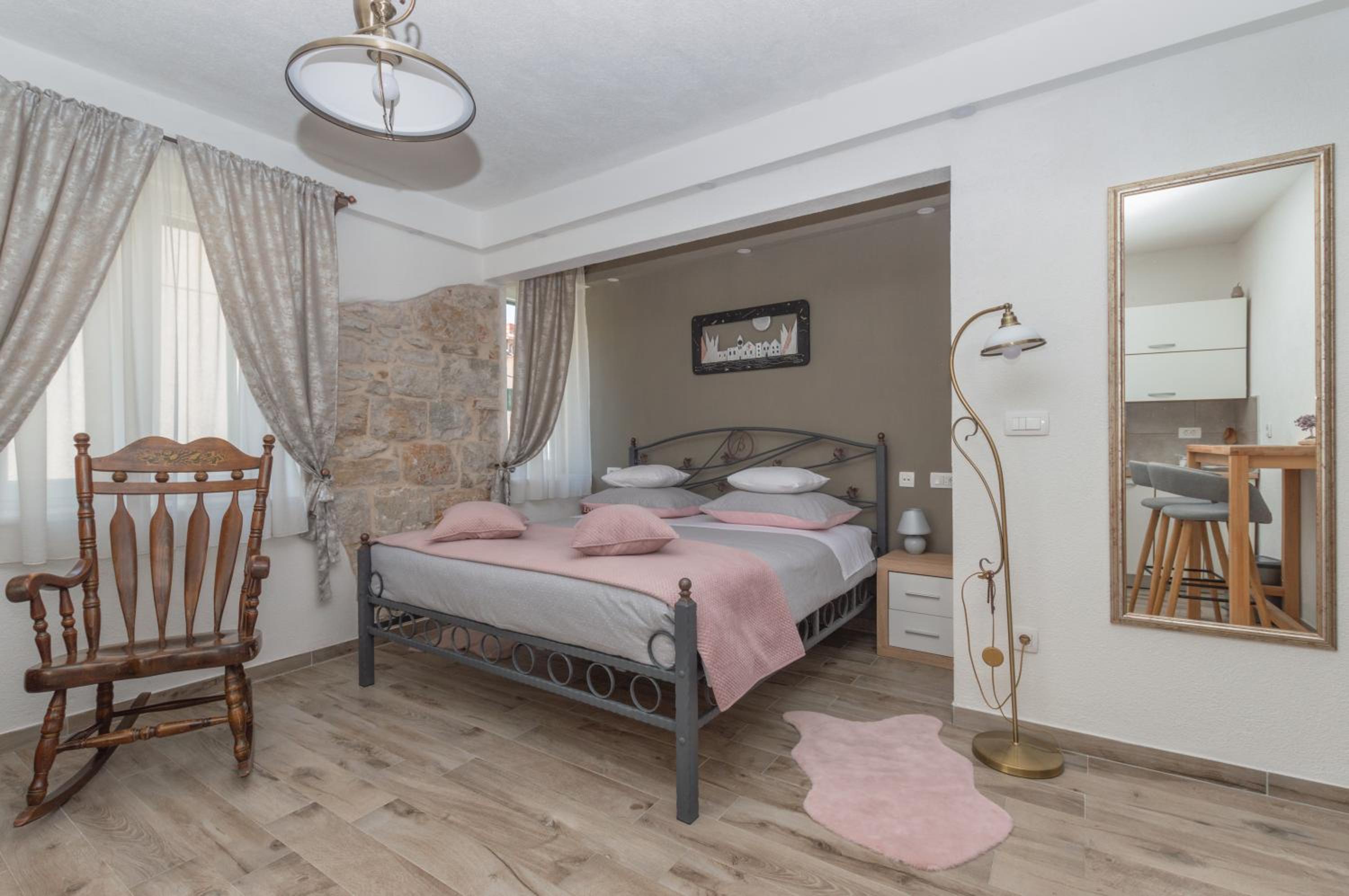 Studio Apartment - Photo 1