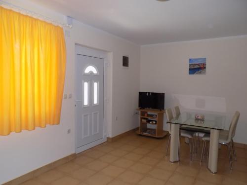 Apartment with Terrace - Photo 8