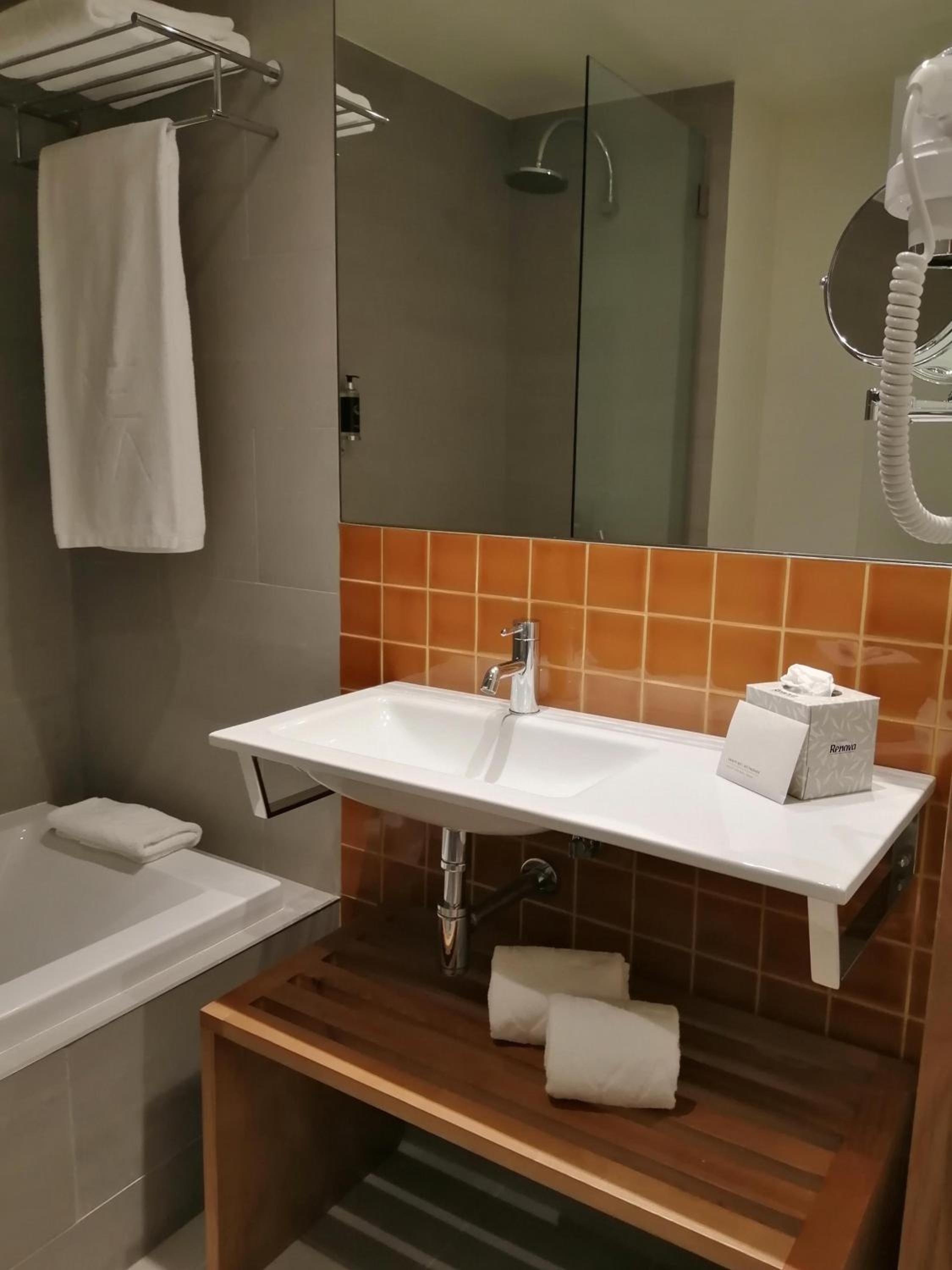 Superior Twin Room thumbnail 6