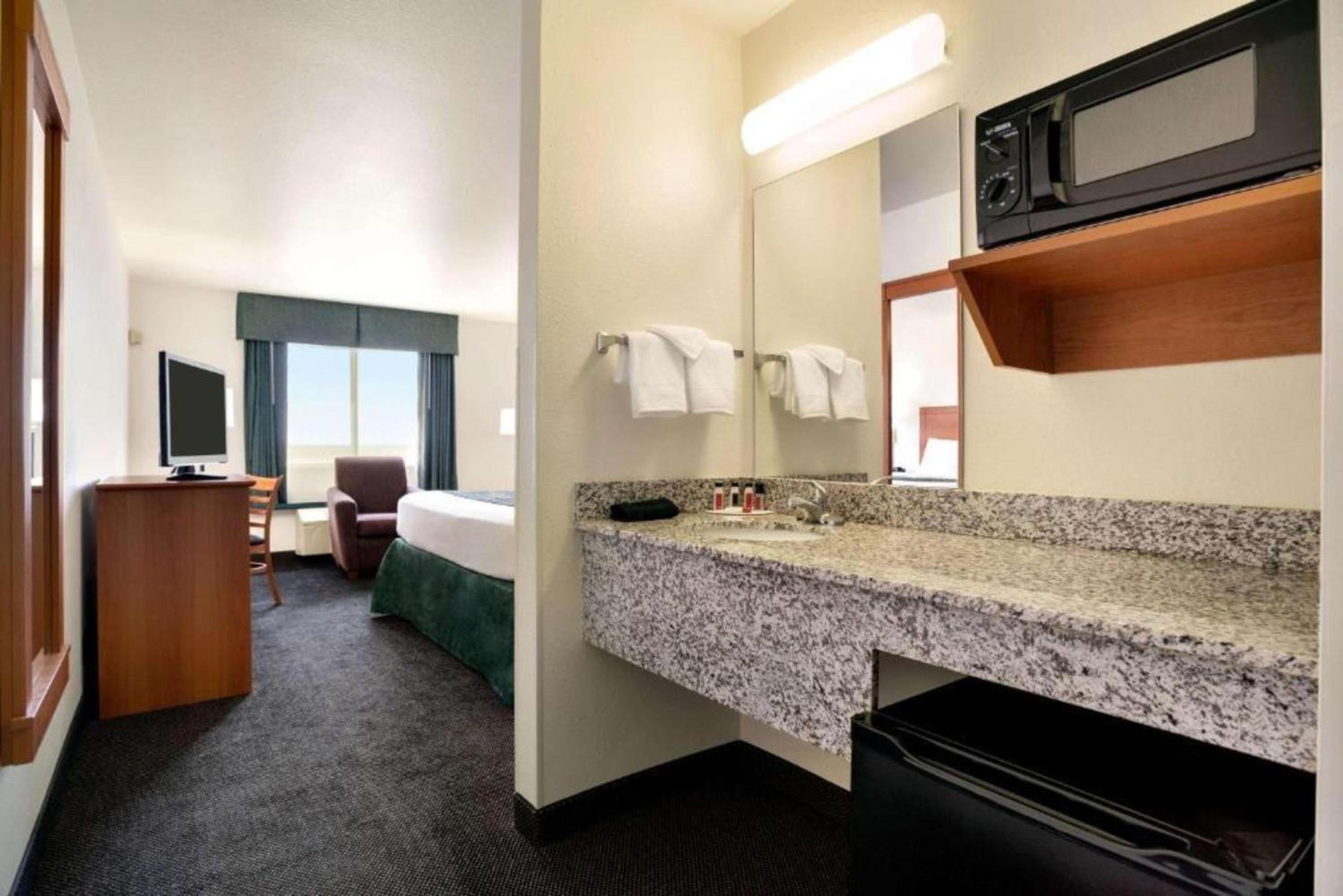 Deluxe Queen Room - Mobility Access/Non-Smoking - Photo 1