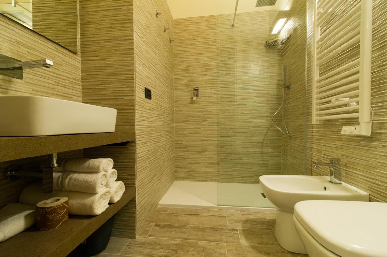 Deluxe Double Room (2 Adults + 1 Child) - Photo 4