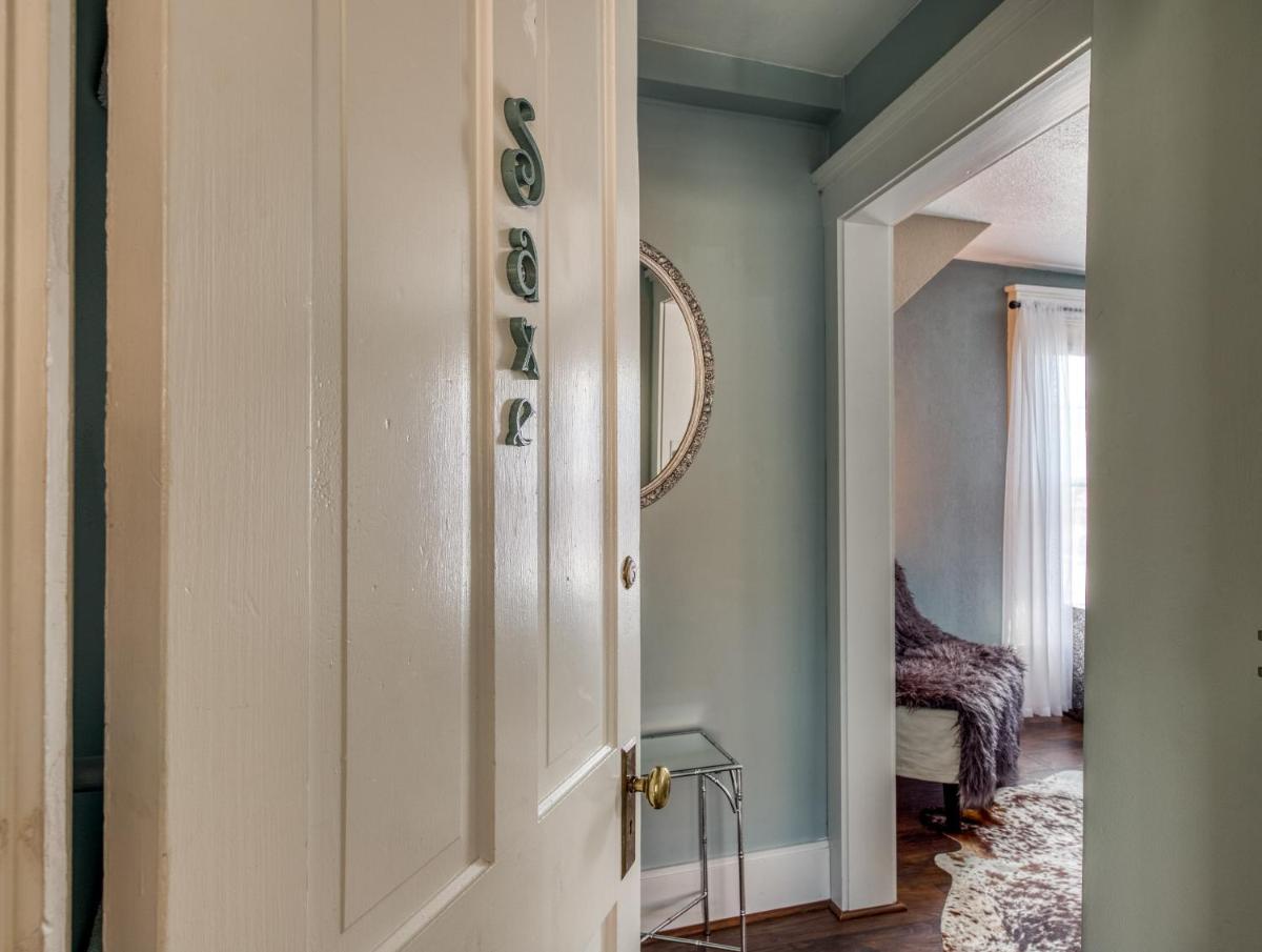 Queen Room with Shared Bathroom photo 3
