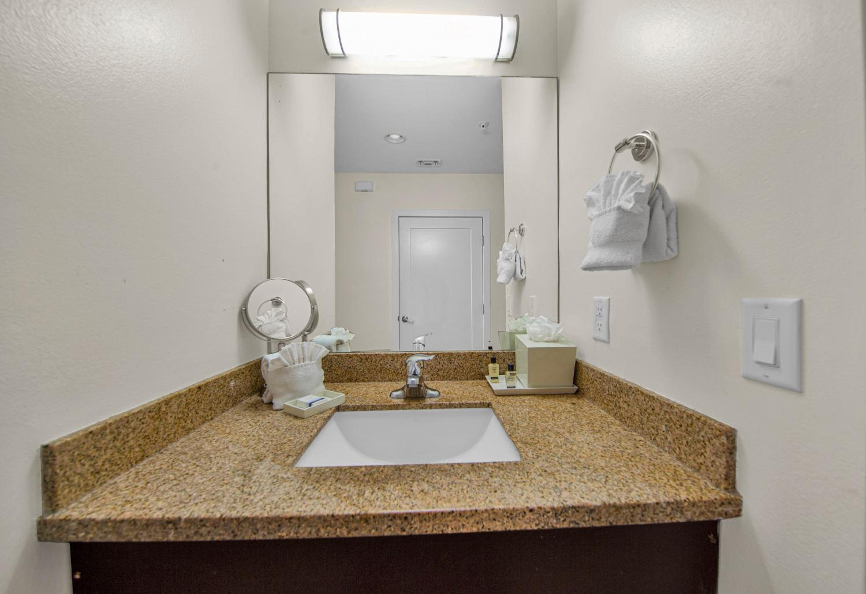 Deluxe King Room - Photo 3