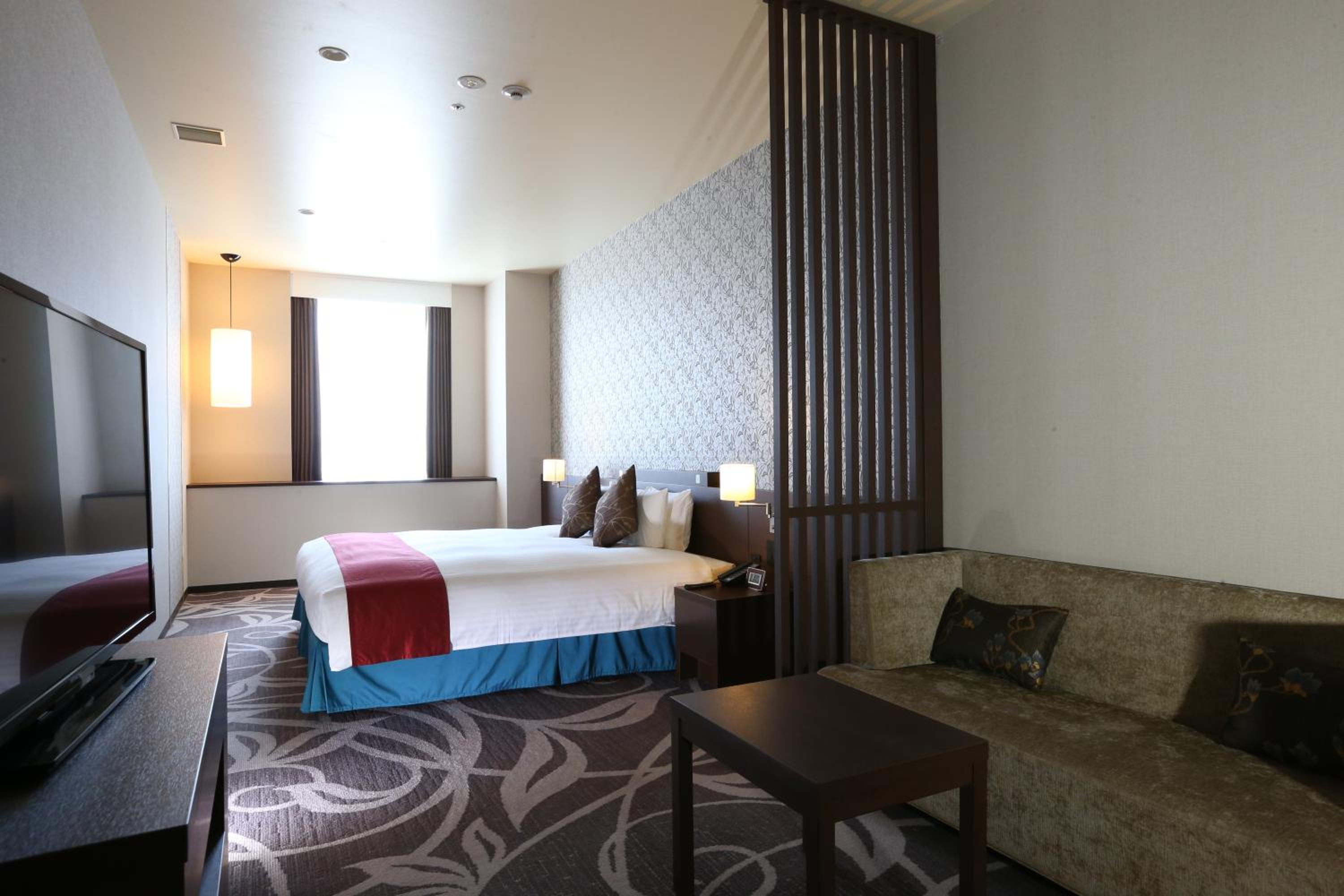 Corner Suite with King Bed