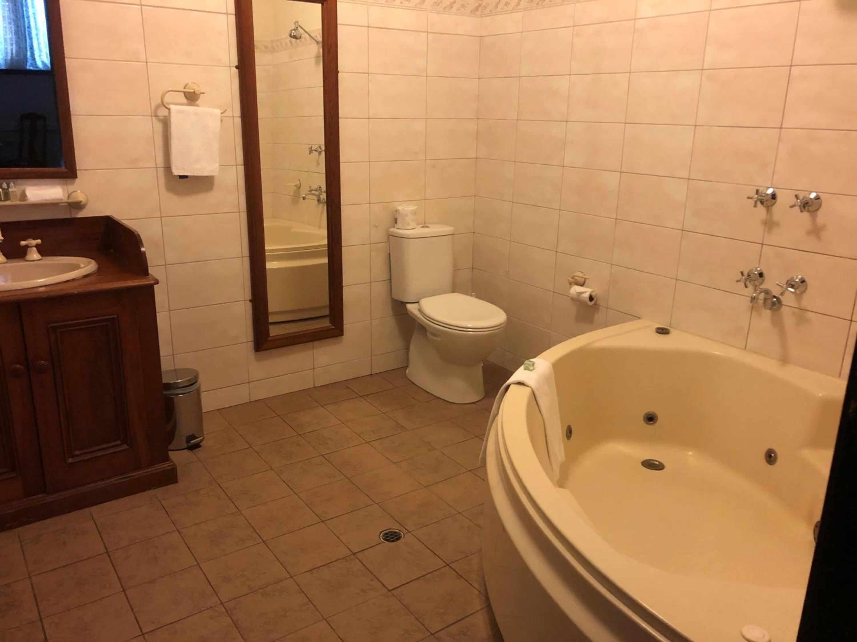 Double Room with Spa Bath - Photo 2