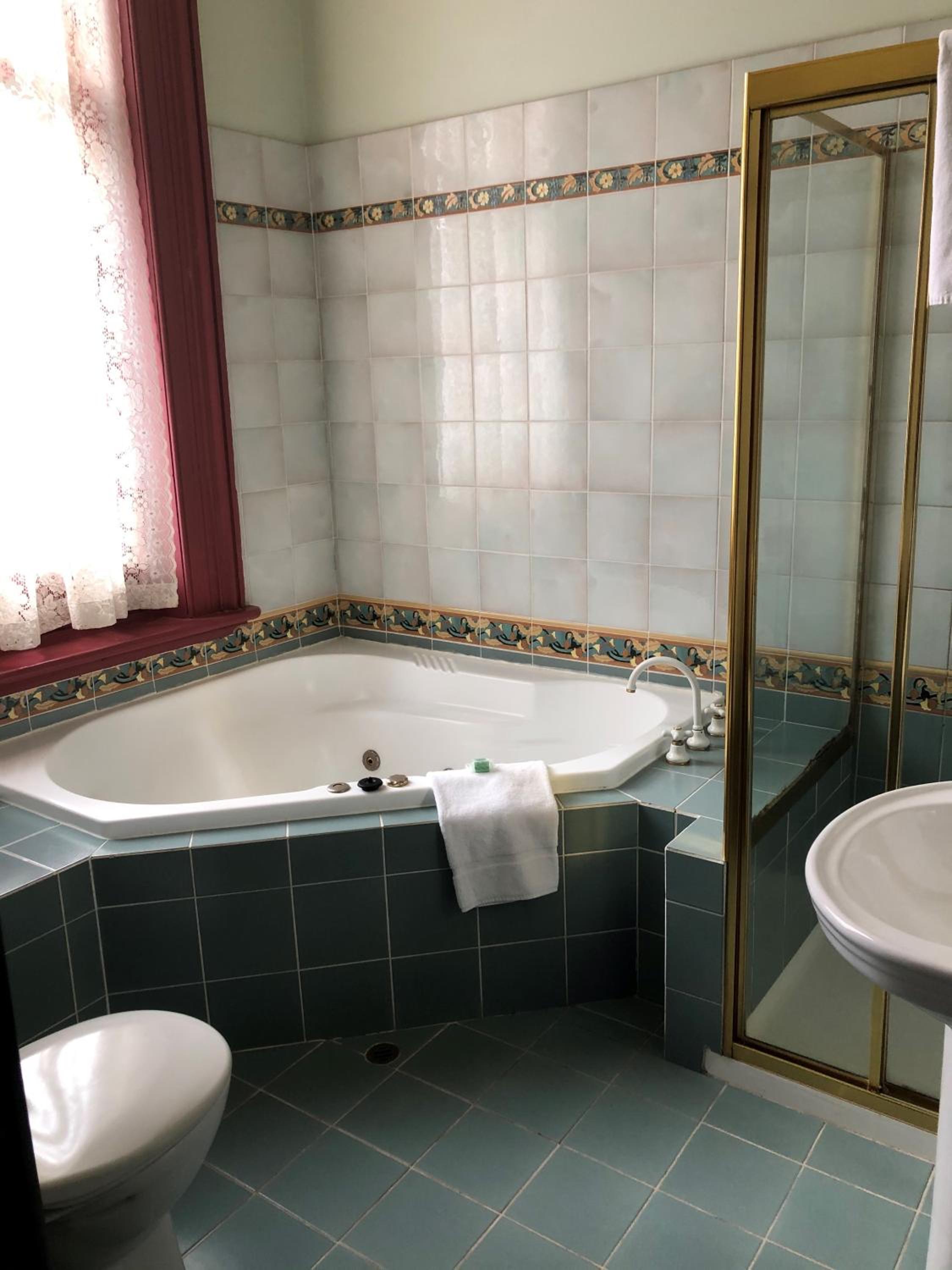 Double Room with Spa Bath - Photo 3