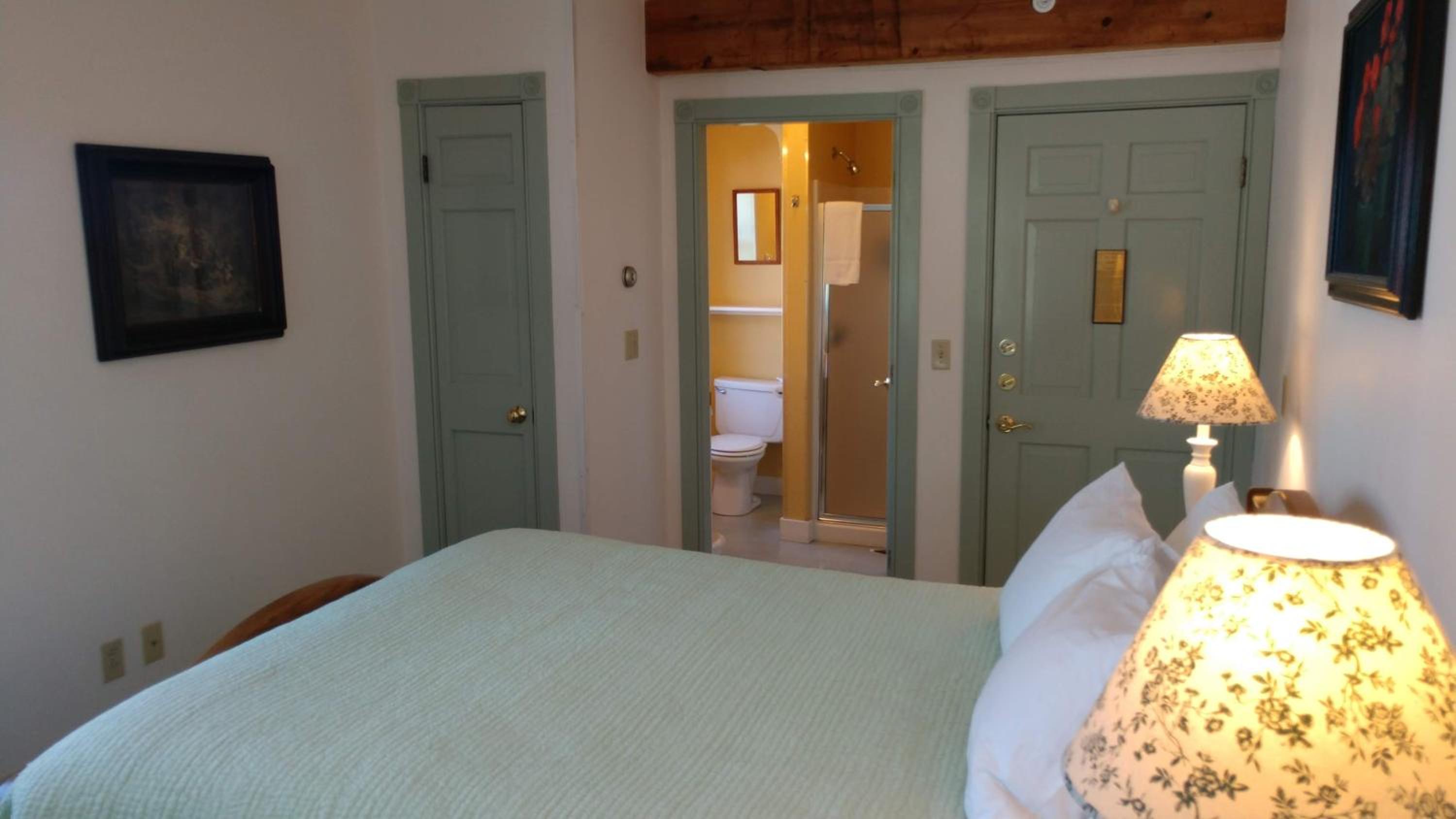 Queen Room with Private Bathroom, photo 7