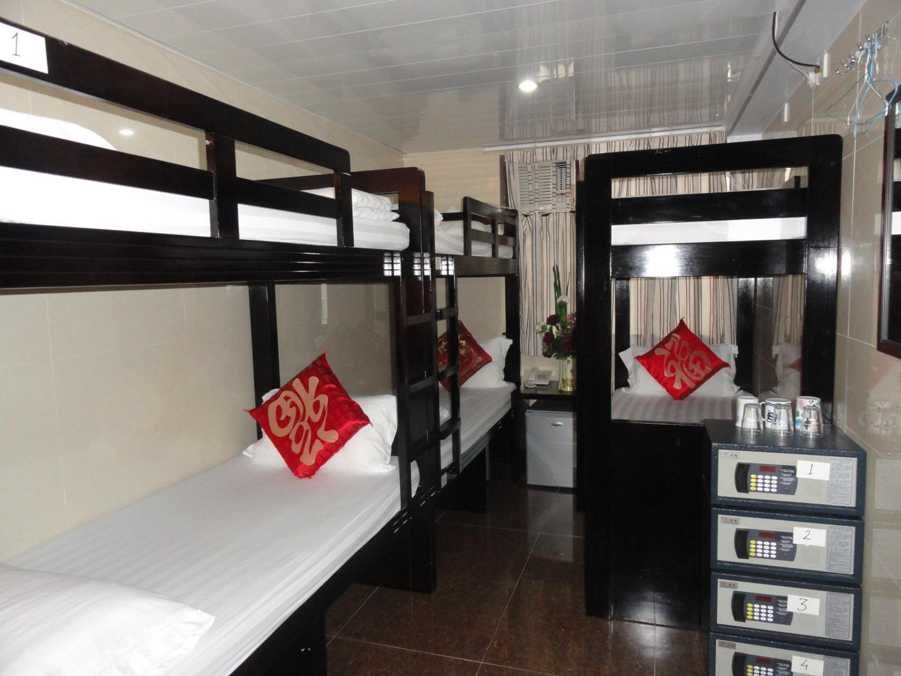 Single Bed in Male Dormitory Room with Shared Bathroom