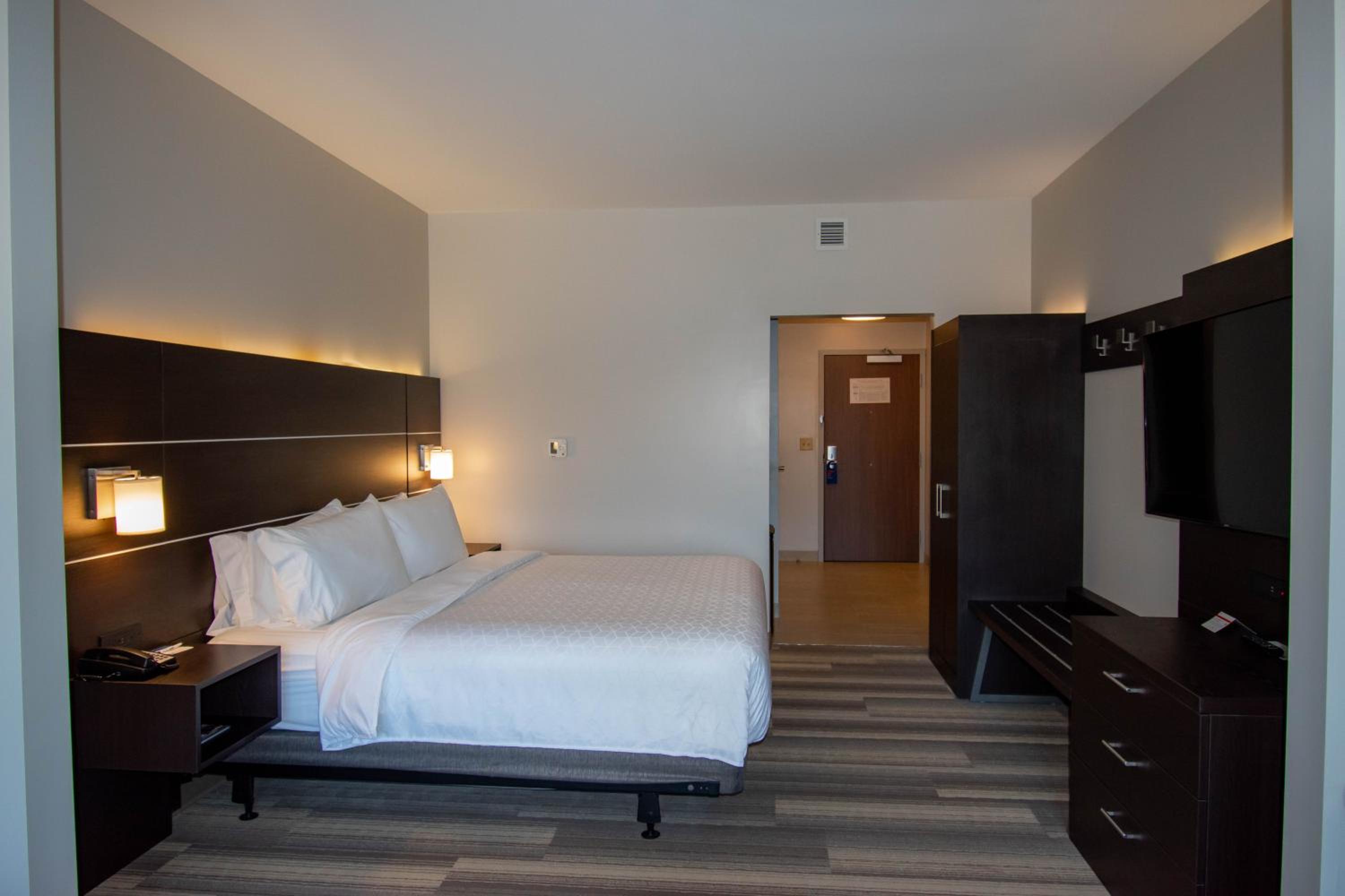King Room with Hearing Accessible Roll In Shower - Non-Smoking