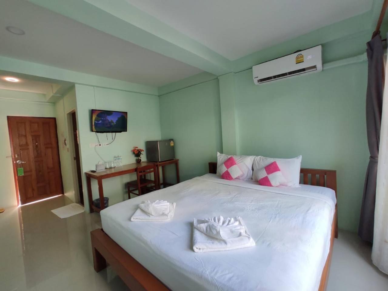 Deluxe King Room - Photo 11