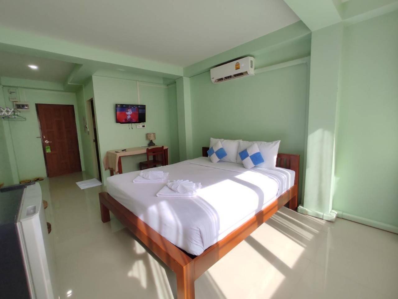 Deluxe King Room - Photo 10