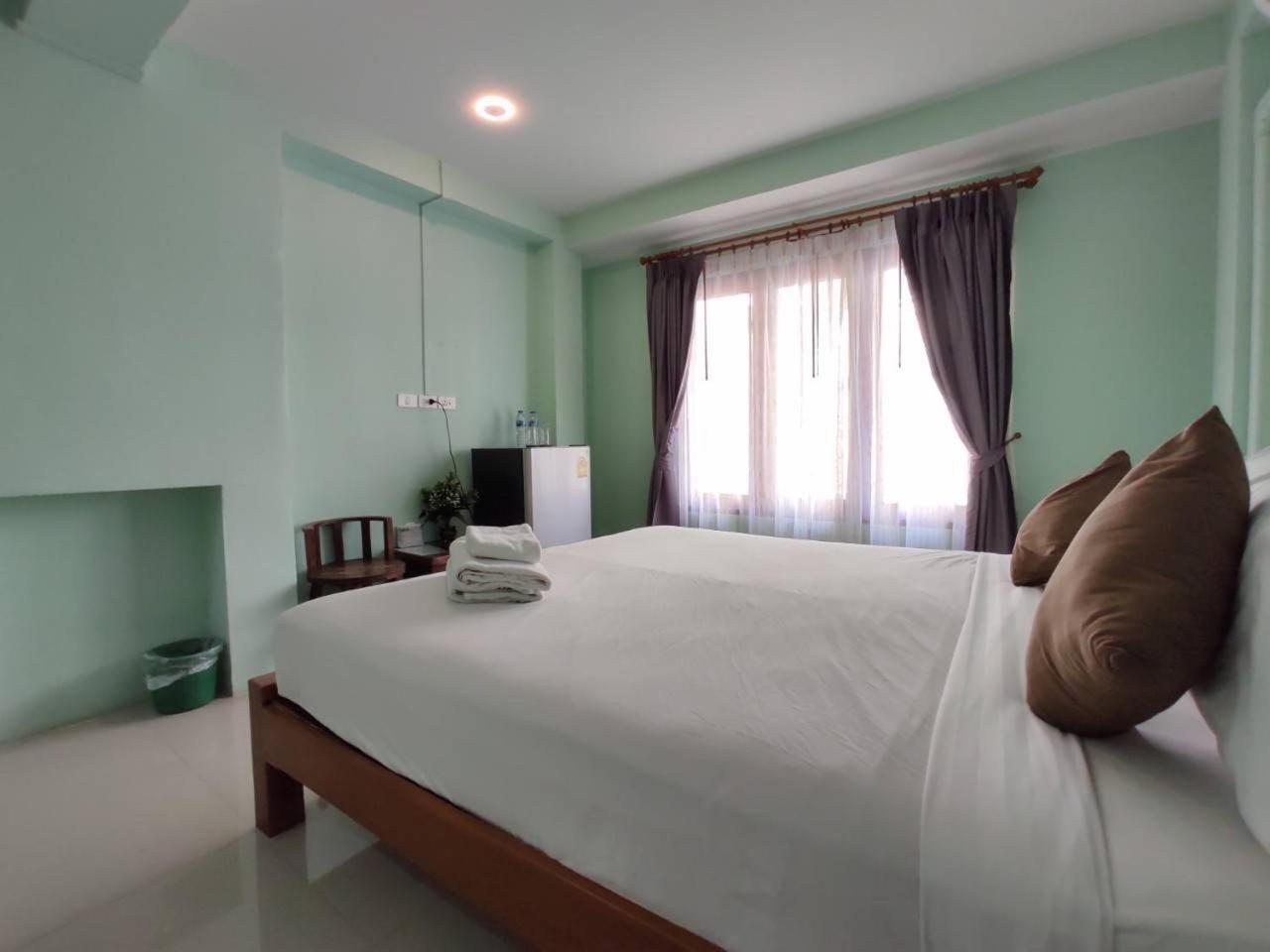 Deluxe King Room - Photo 9