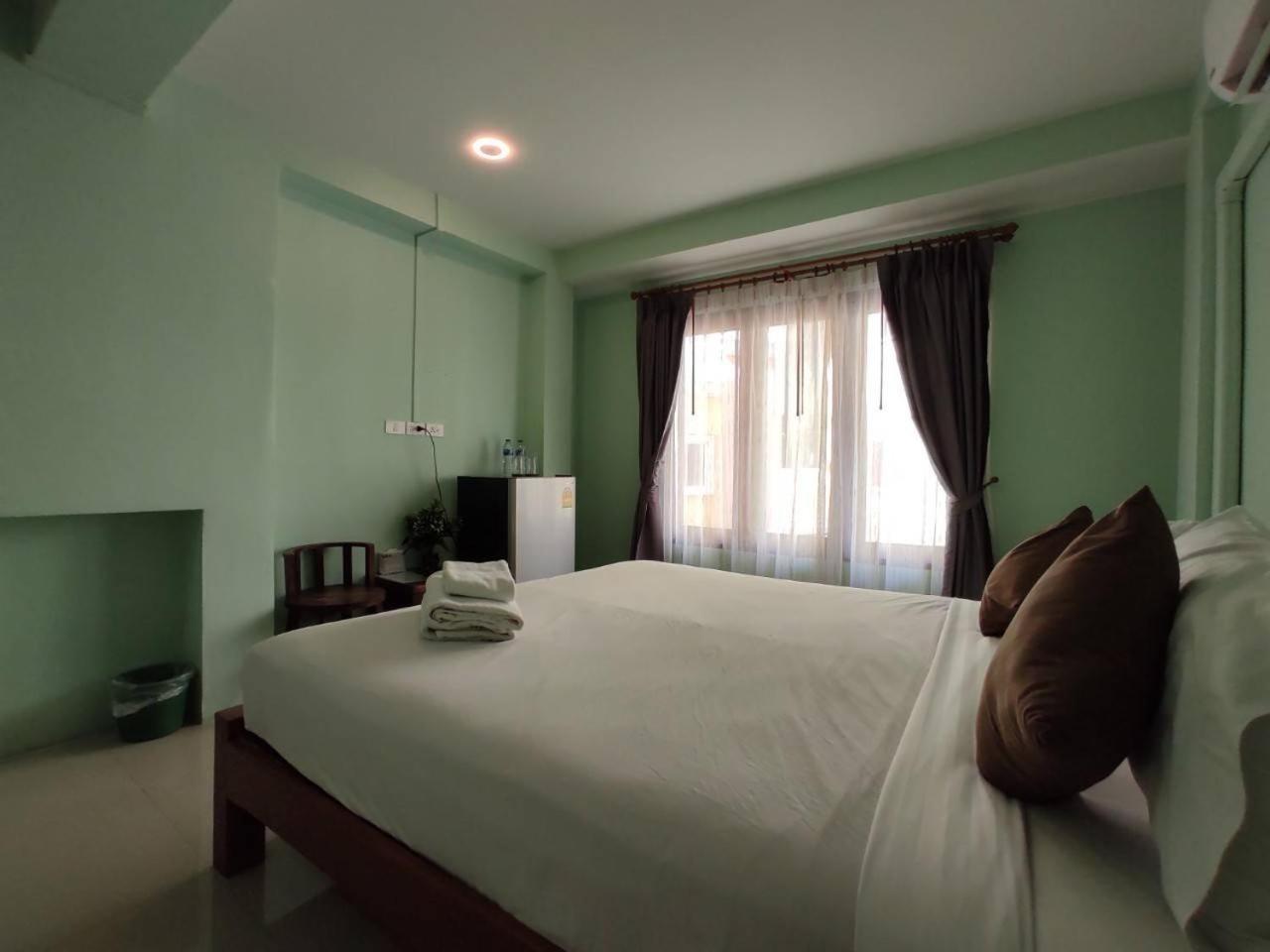 Deluxe King Room - Photo 8