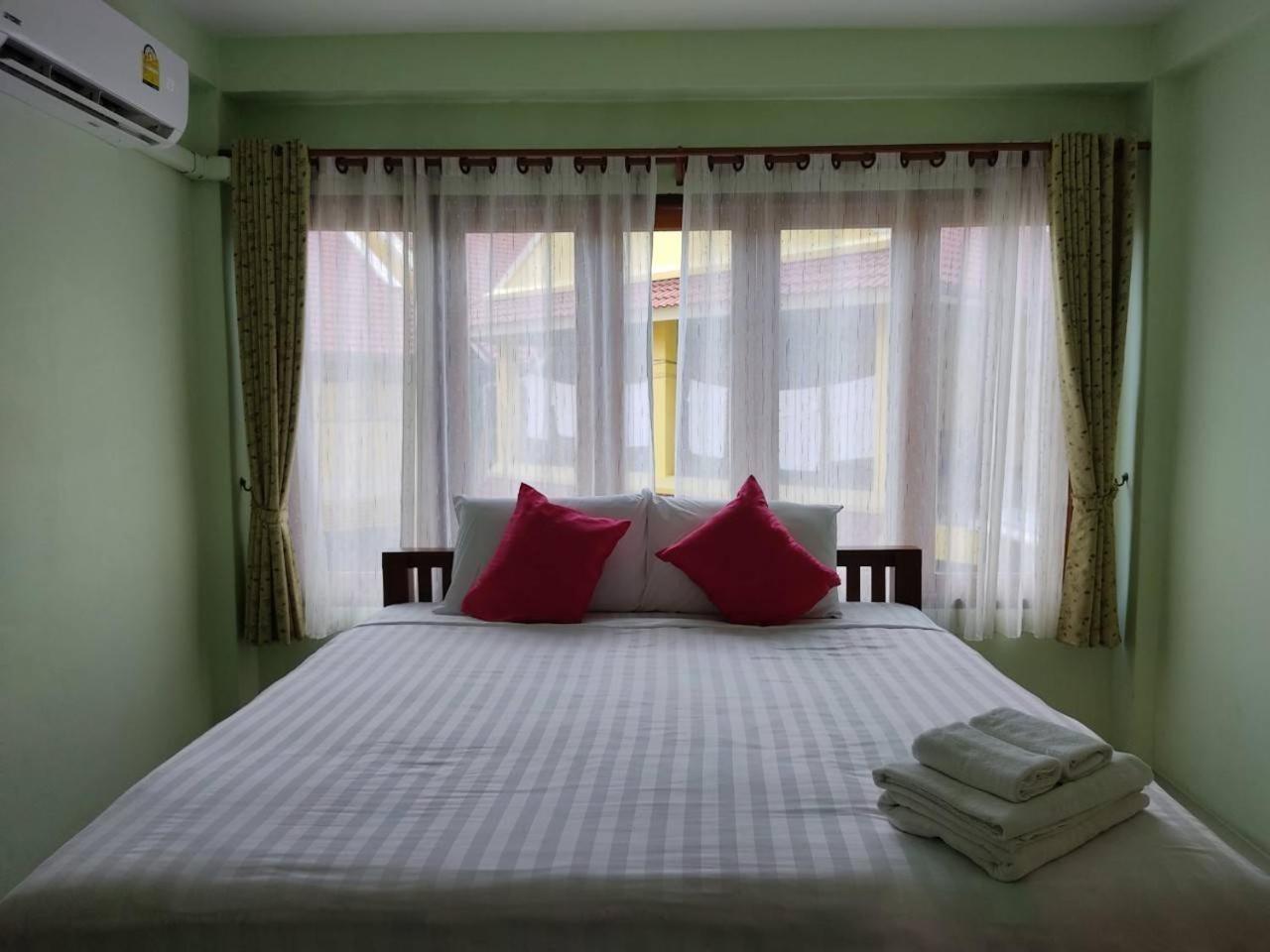 Deluxe King Room - Photo 7