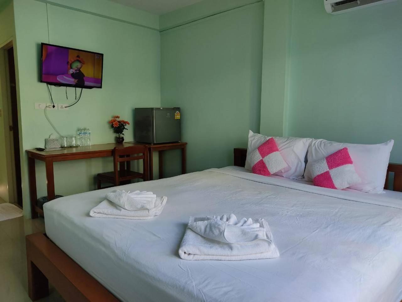 Deluxe King Room - Photo 6