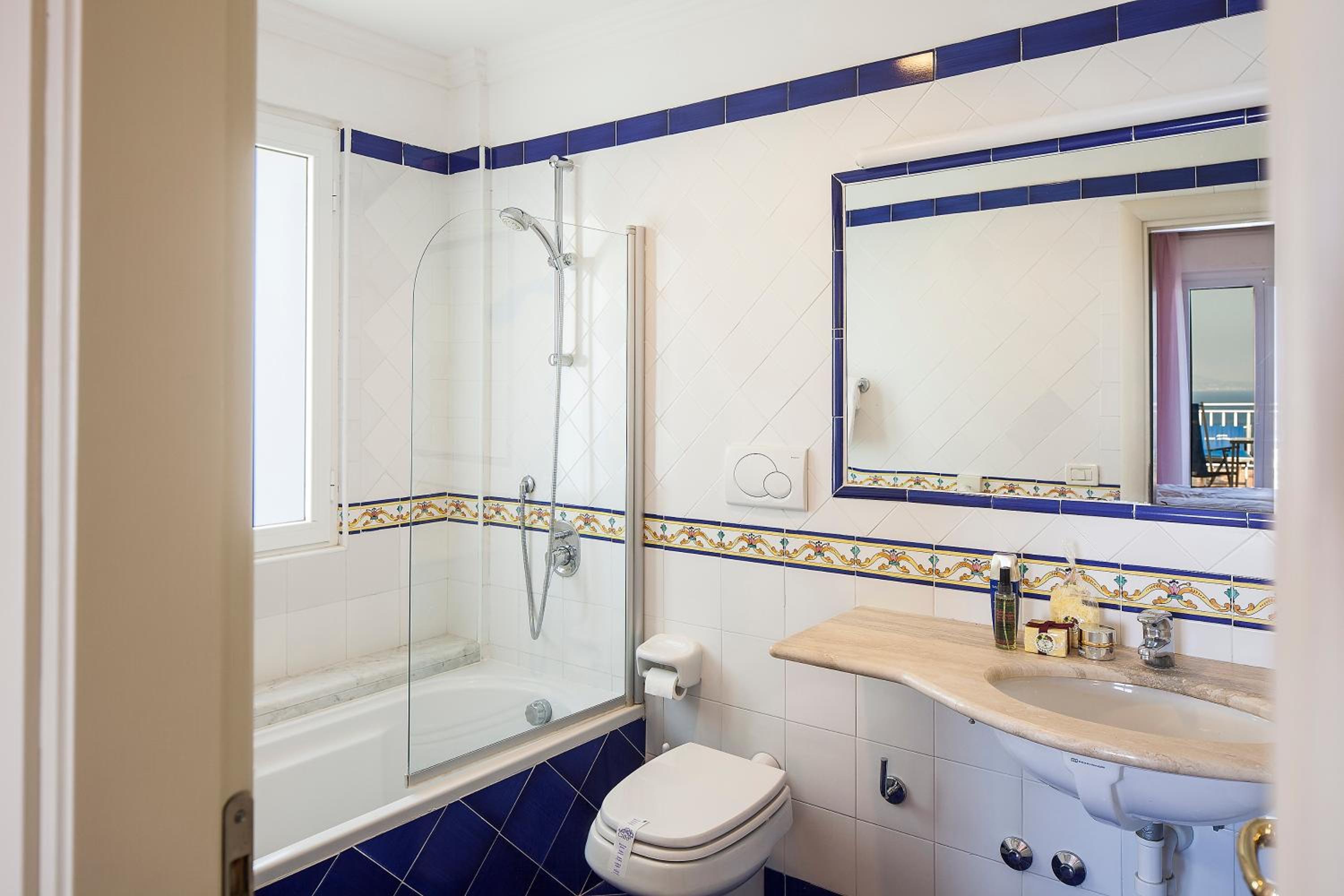Double or Twin Room with Sea View photo 2