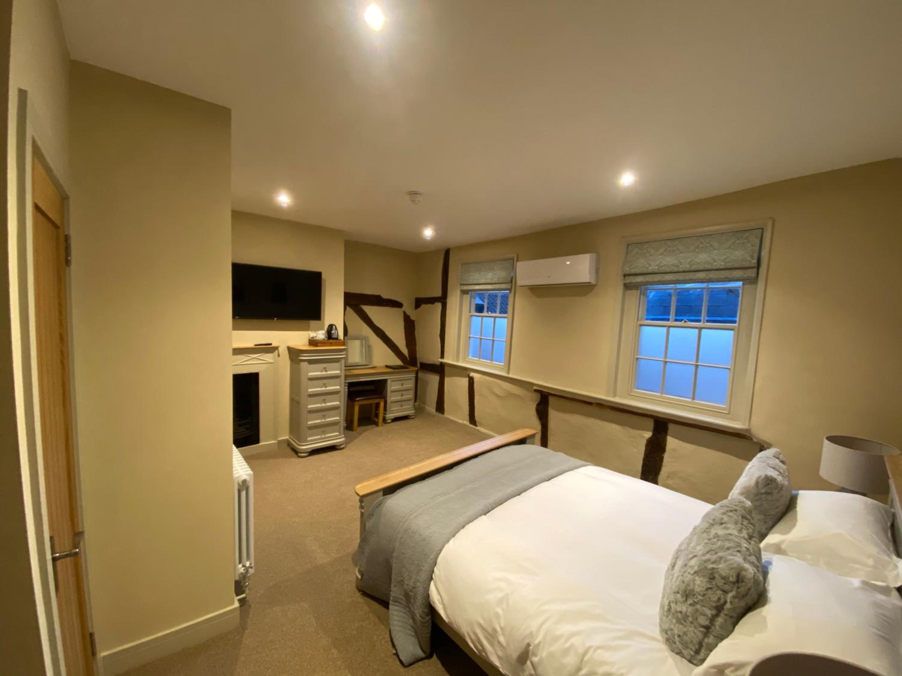 Deluxe Double Room - Photo 9