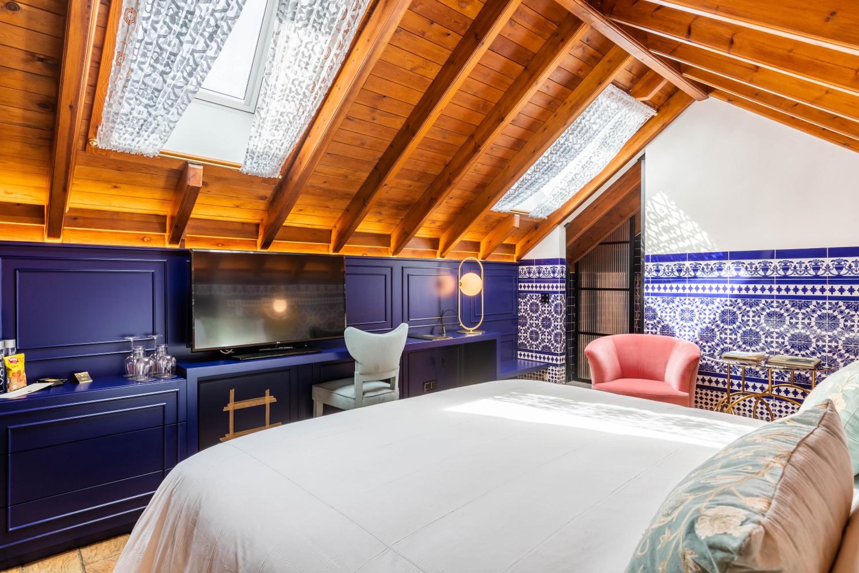 Deluxe Room thumbnail 6