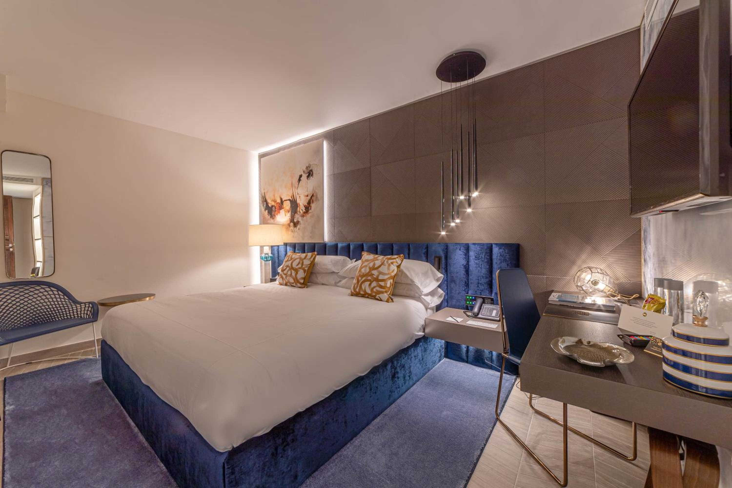 Superior Deluxe Room thumbnail 5
