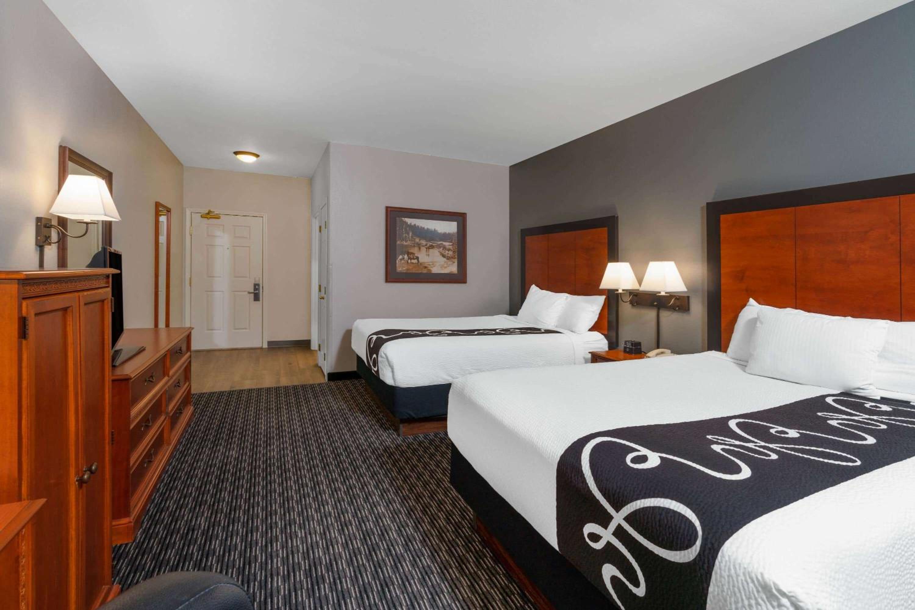 Deluxe Queen Room with Two Queen Beds - Photo 4