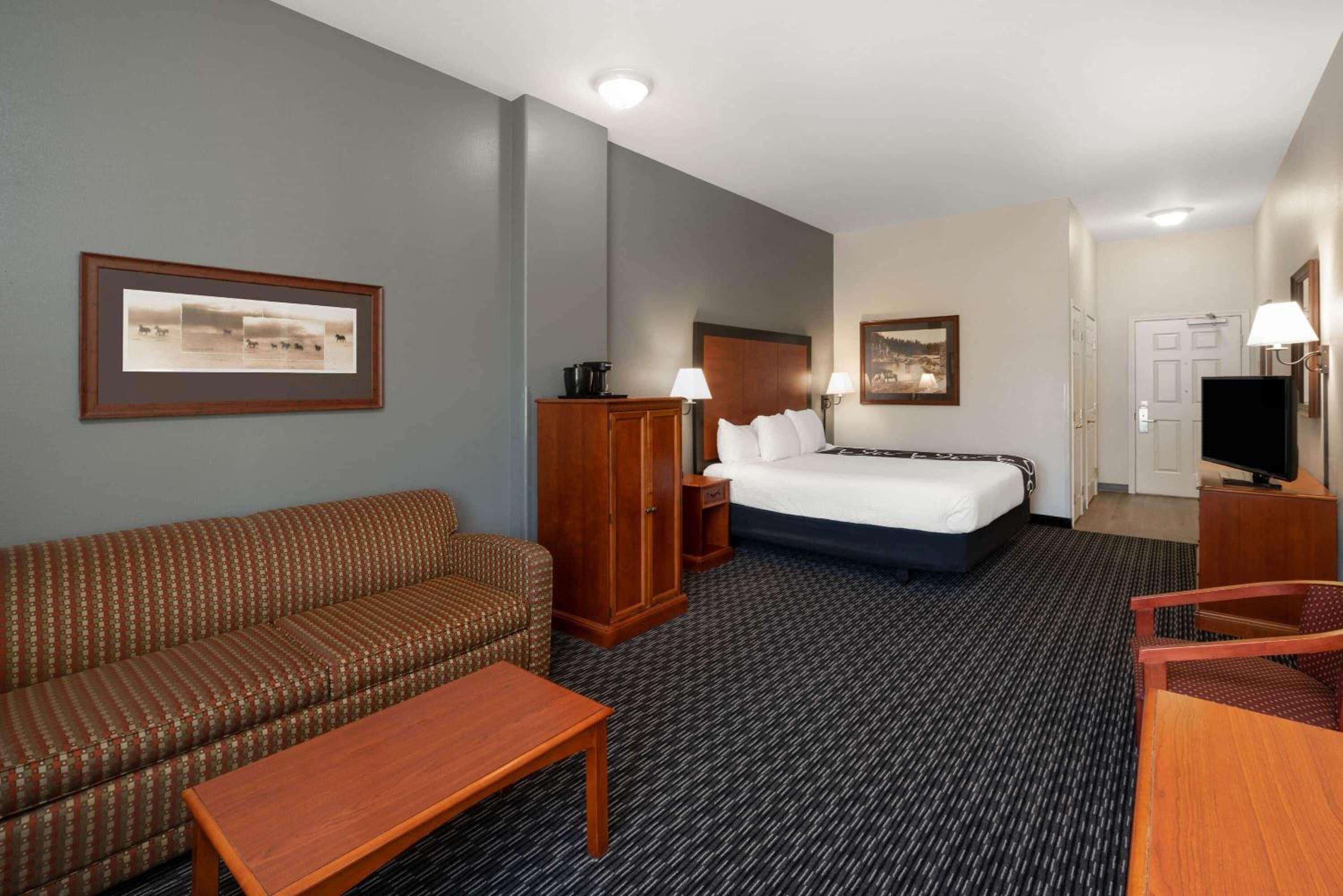 Deluxe King Room with Mobility/Hearing Impaired Access - Non-Smoking - Photo 1